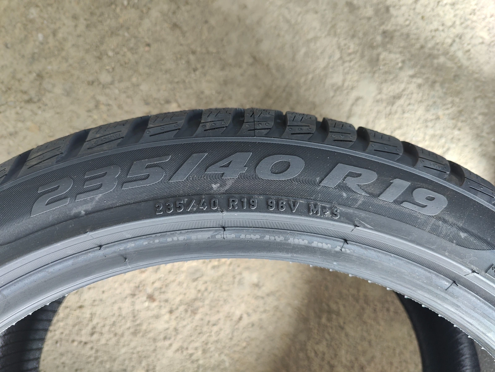 Гуми Зимни 235/40R19, снимка 15 - Гуми и джанти - 56069359