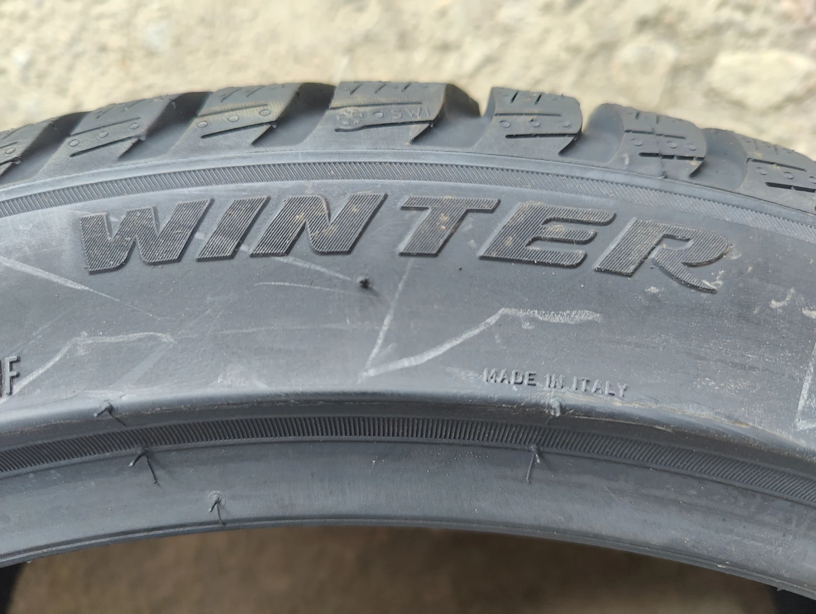 Гуми Зимни 235/40R19, снимка 11 - Гуми и джанти - 56069359
