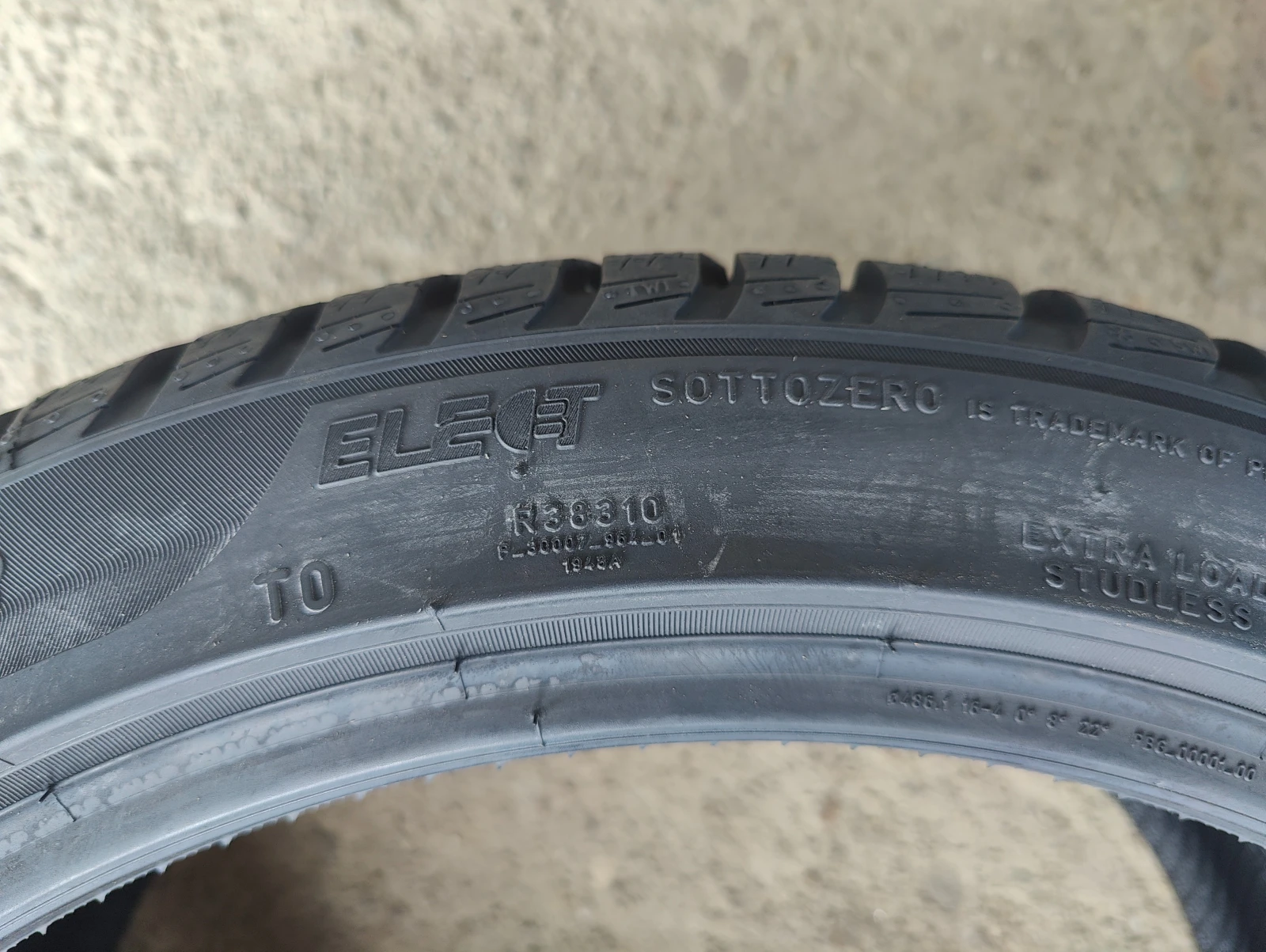 Гуми Зимни 235/40R19, снимка 13 - Гуми и джанти - 56069359