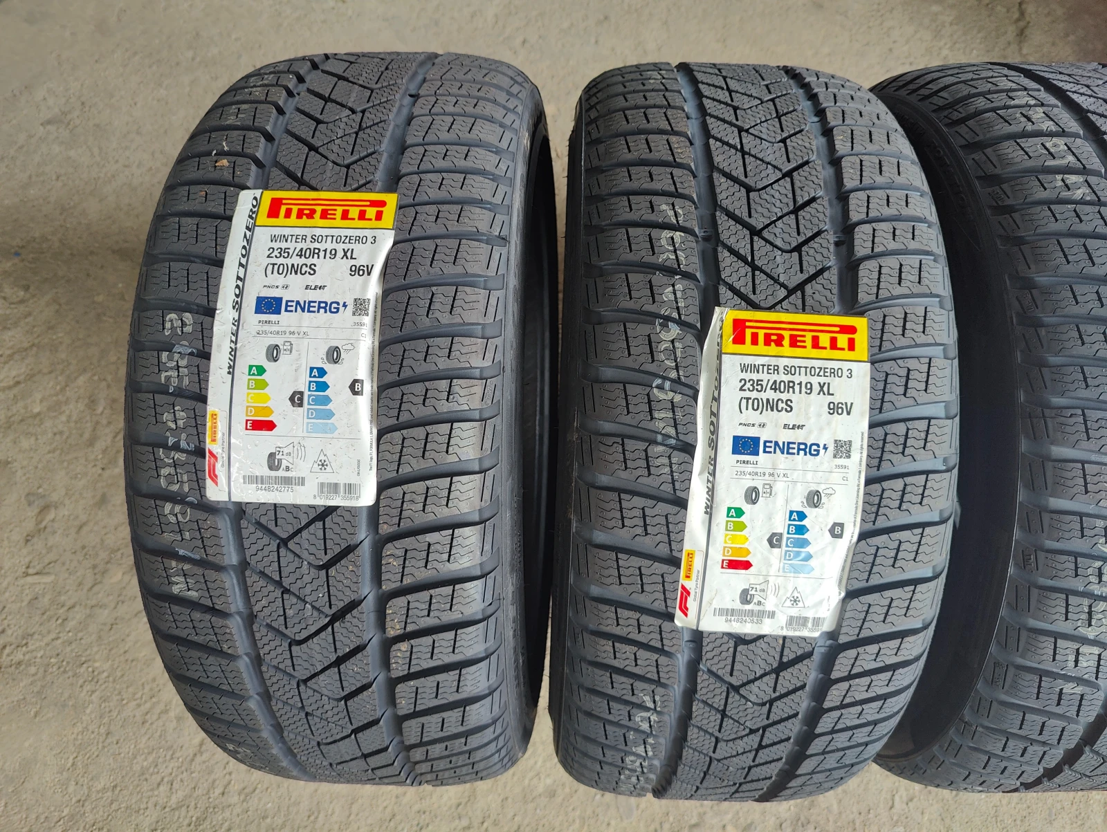 Гуми Зимни 235/40R19, снимка 3 - Гуми и джанти - 56069359