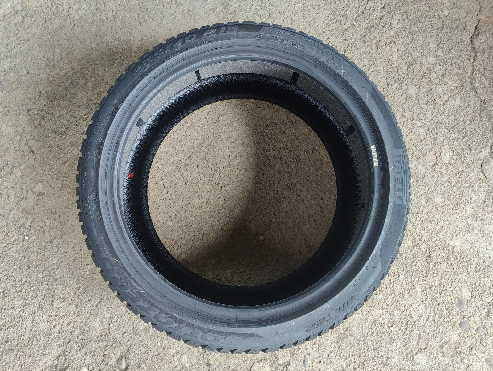 Гуми Зимни 235/40R19, снимка 8 - Гуми и джанти - 56069359