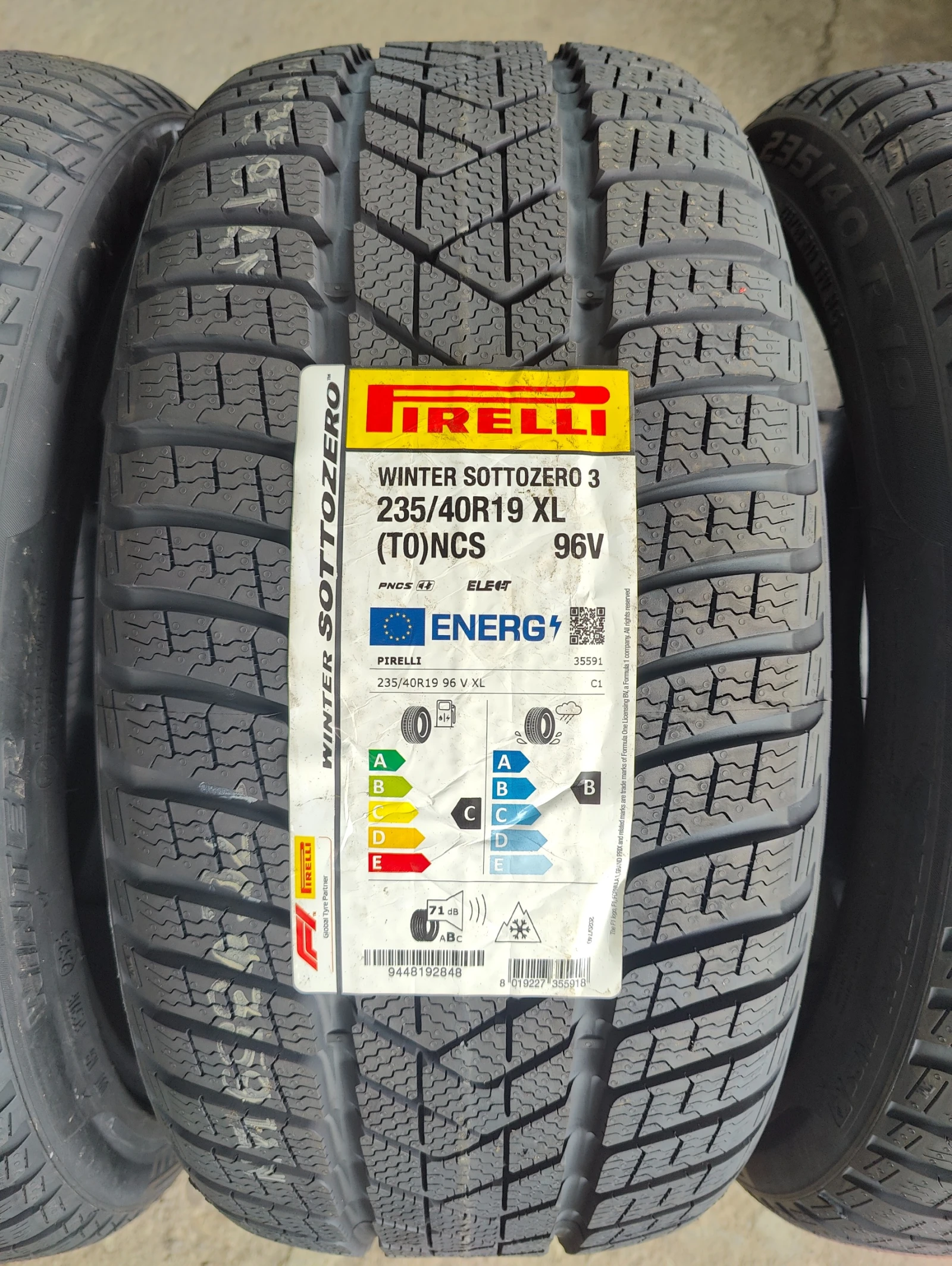 Гуми Зимни 235/40R19, снимка 6 - Гуми и джанти - 56069359