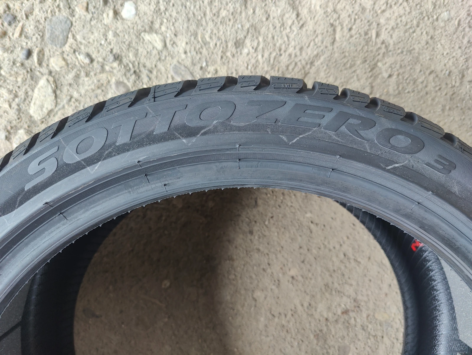 Гуми Зимни 235/40R19, снимка 12 - Гуми и джанти - 56069359