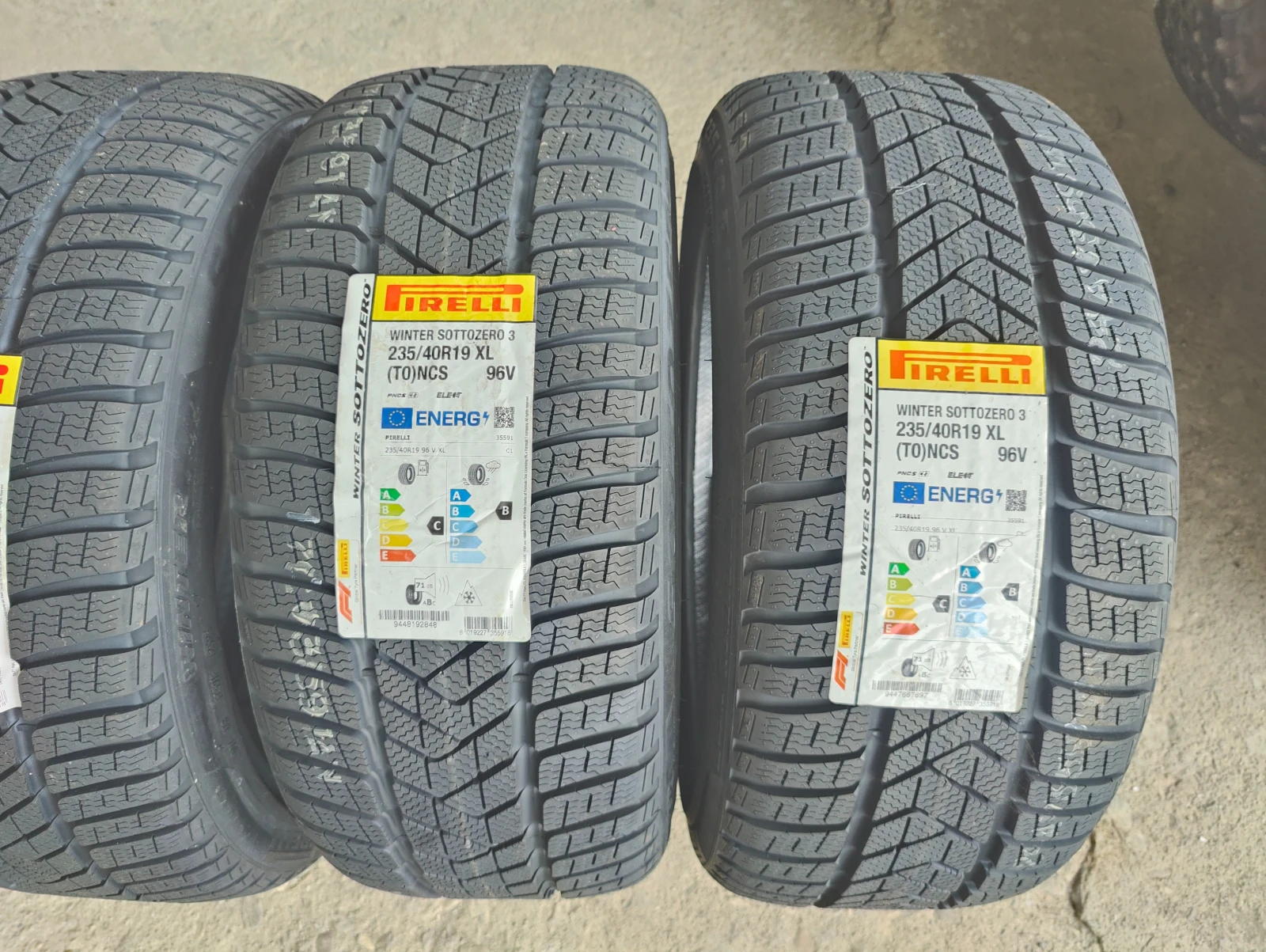 Гуми Зимни 235/40R19, снимка 2 - Гуми и джанти - 56069359