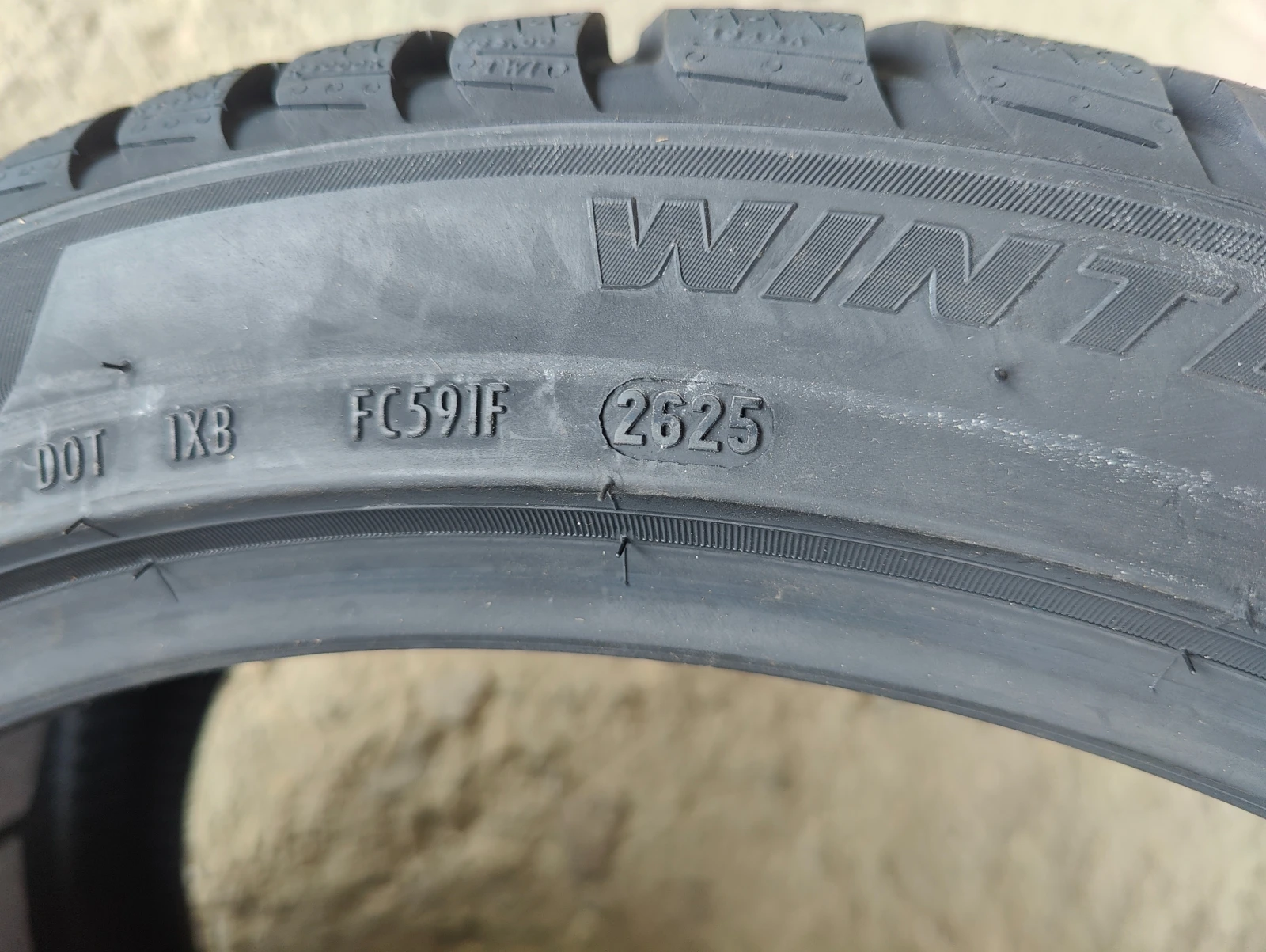 Гуми Зимни 235/40R19, снимка 17 - Гуми и джанти - 56069359