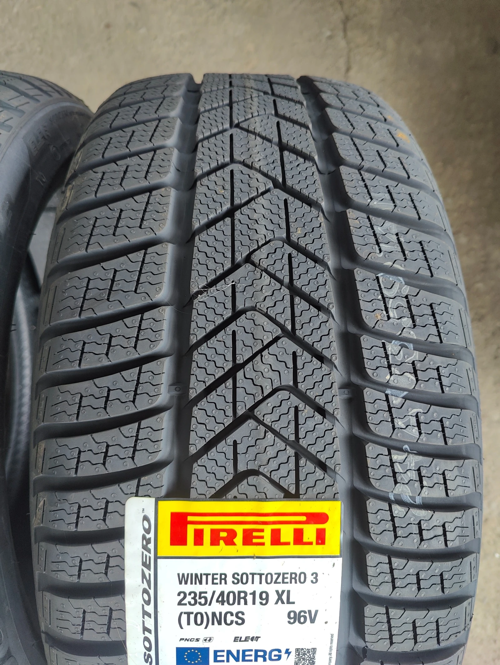 Гуми Зимни 235/40R19, снимка 5 - Гуми и джанти - 56069359