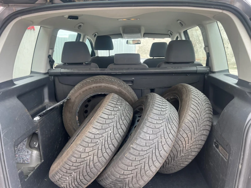 VW Touran 2.0TDI BMM, снимка 13 - Автомобили и джипове - 52645548