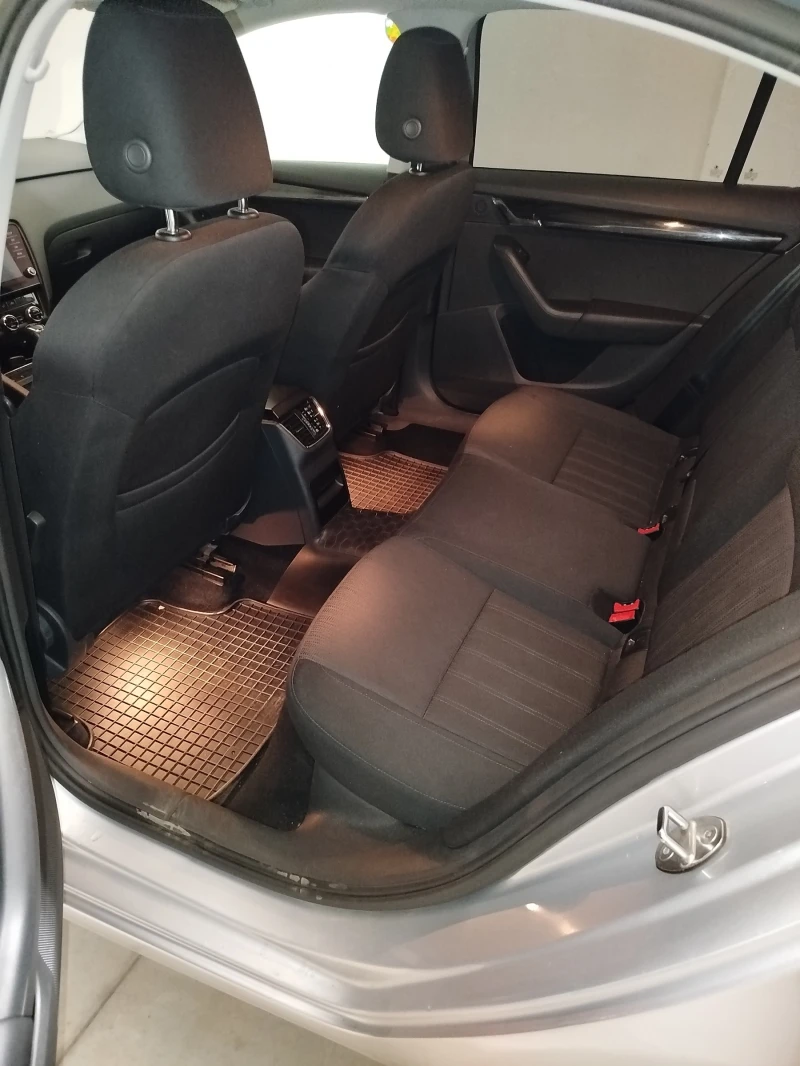 Skoda Octavia 1.6 TDI, снимка 11 - Автомобили и джипове - 51891828