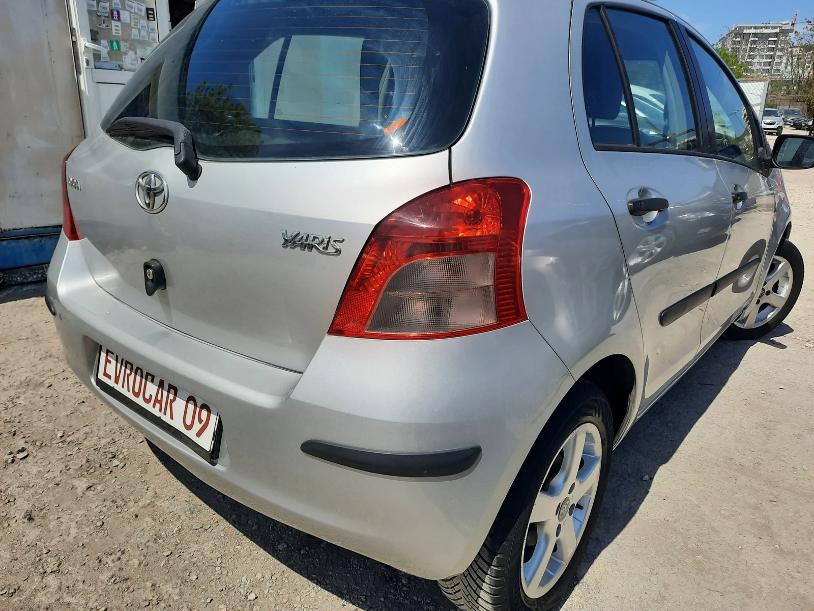 Toyota Yaris 1.3i 4 гърла КАТО НОВ - изображение 6