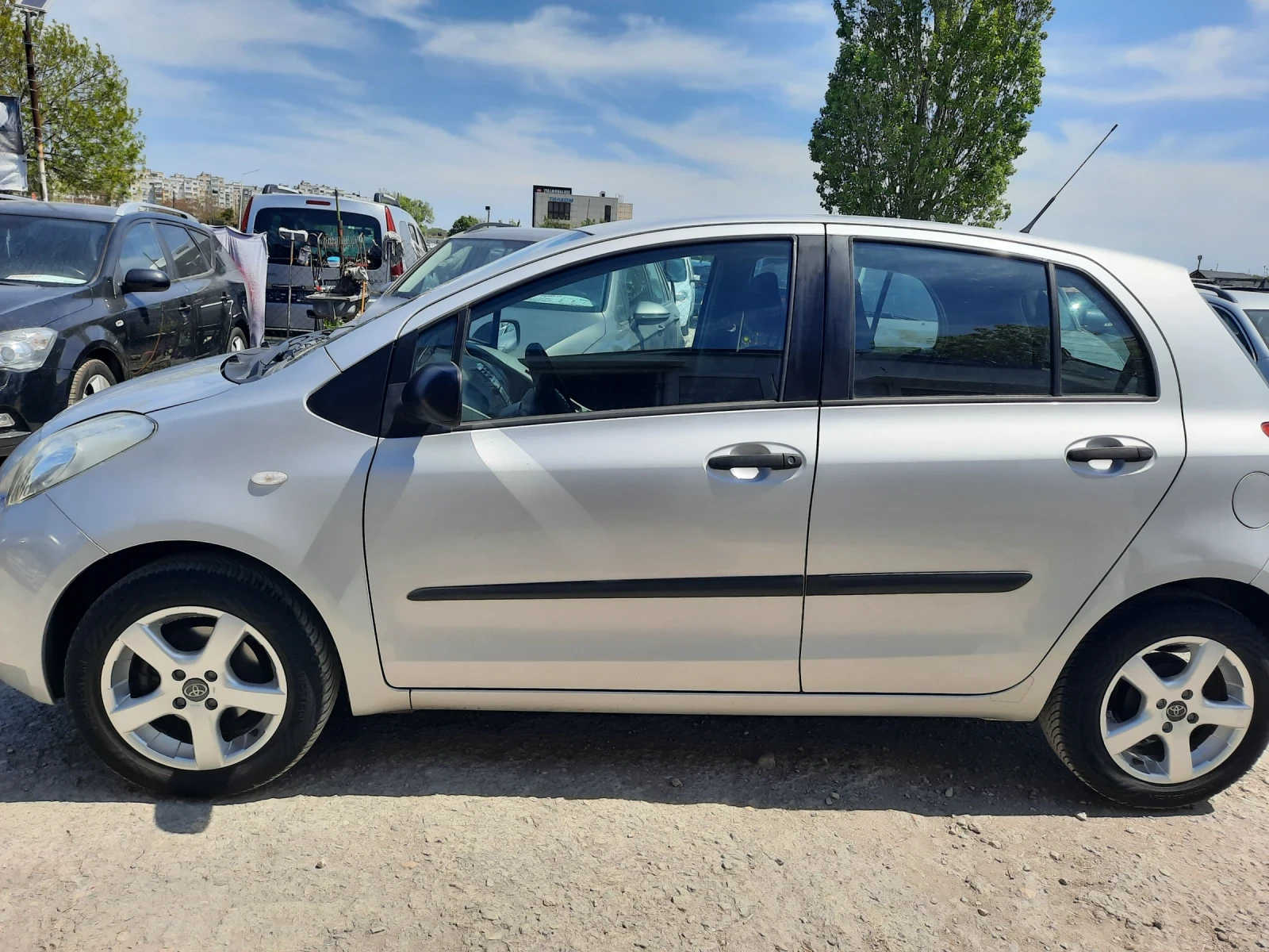 Toyota Yaris 1.3i 4 гърла КАТО НОВ - изображение 7
