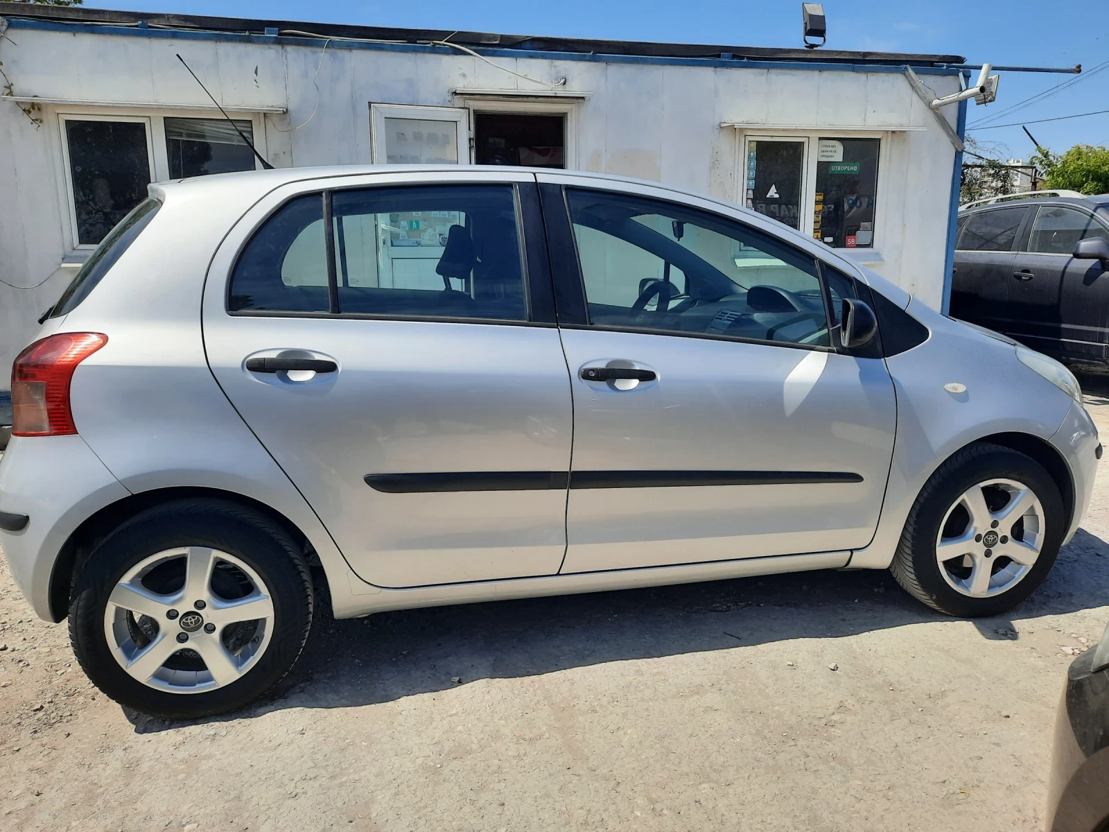 Toyota Yaris 1.3i 4 гърла КАТО НОВ - изображение 4