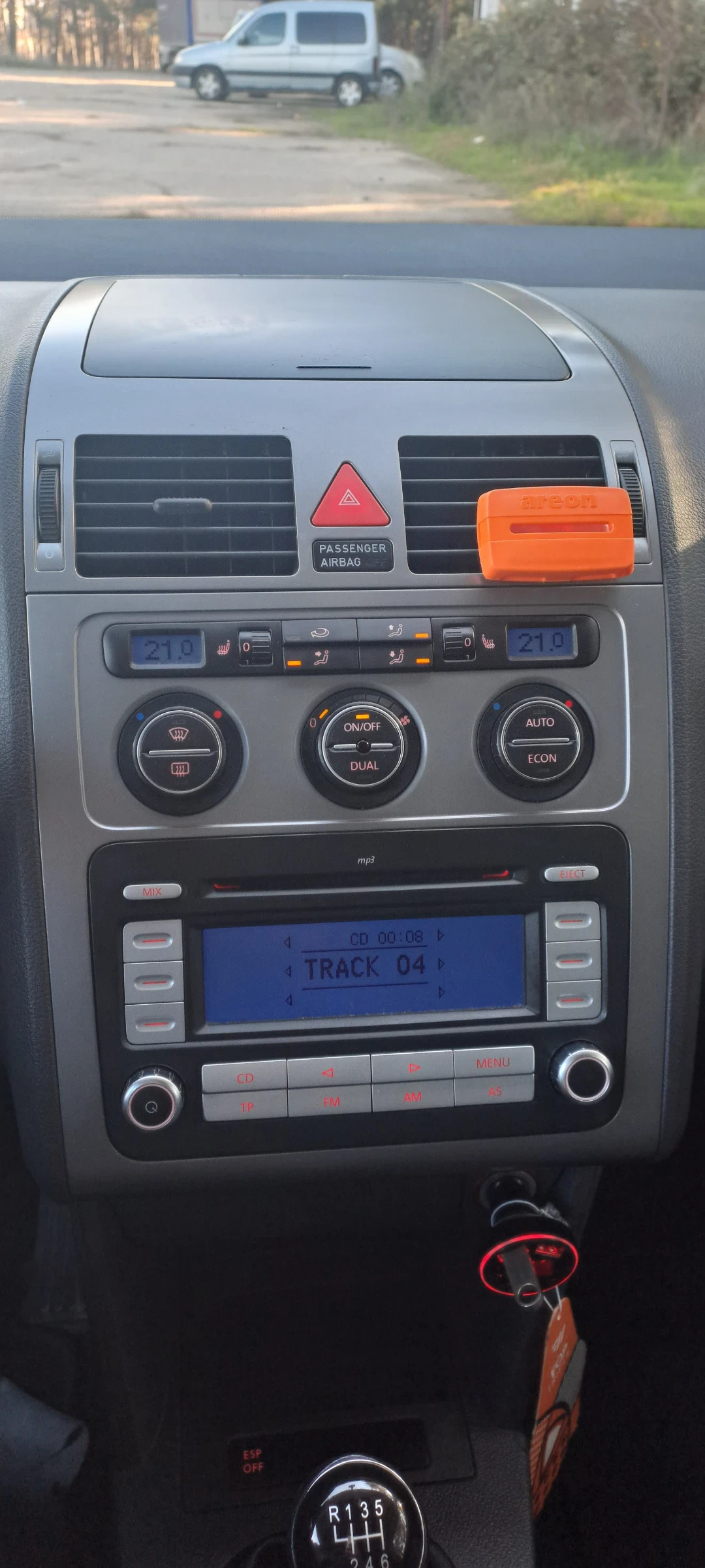 VW Touran 1.9 ТДИ, снимка 10 - Автомобили и джипове - 53831467