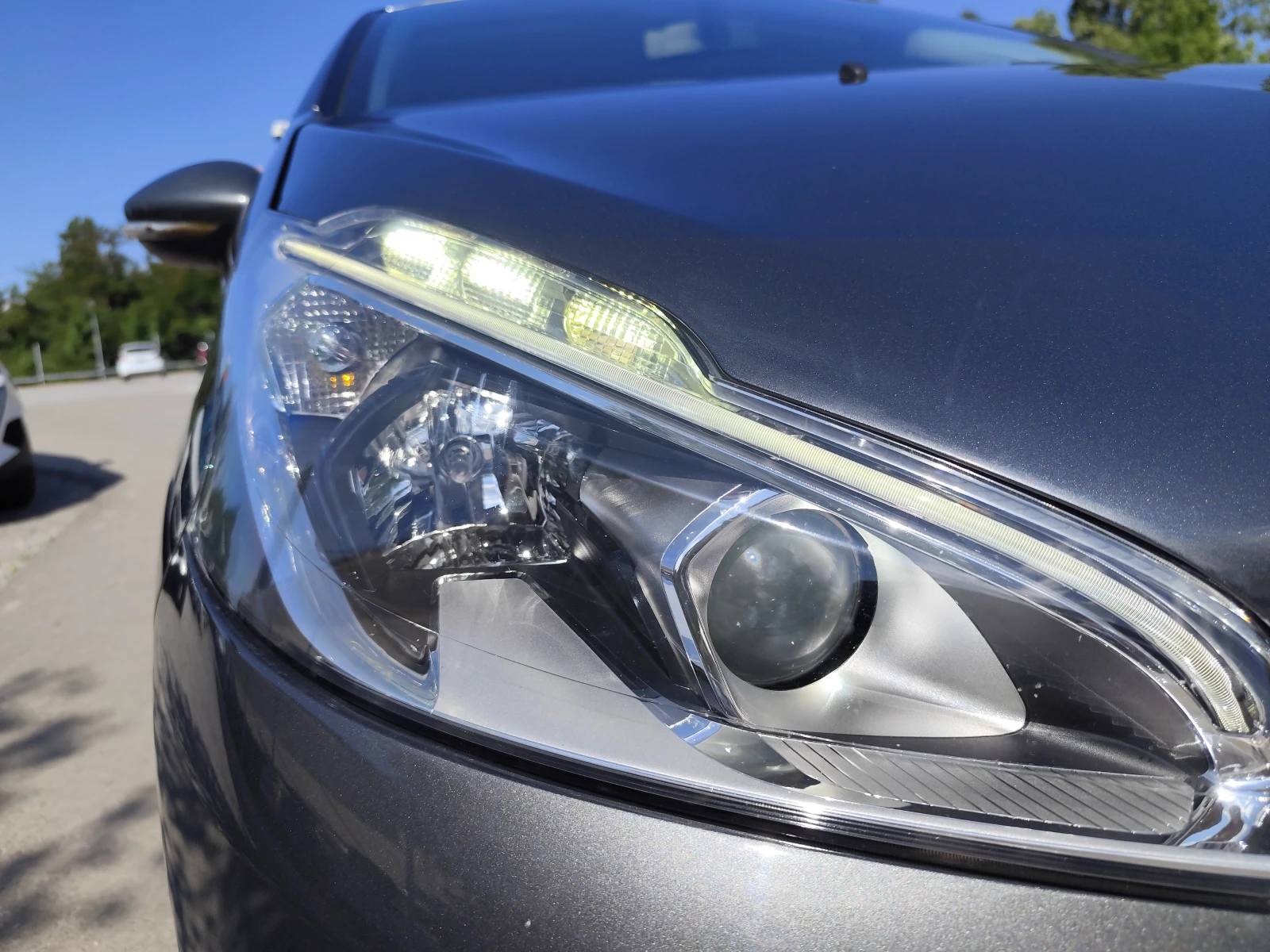 Peugeot 208 1.6HDi* LED* EURO 6B* MMI* 5ВРАТИ, снимка 15 - Автомобили и джипове - 55362890