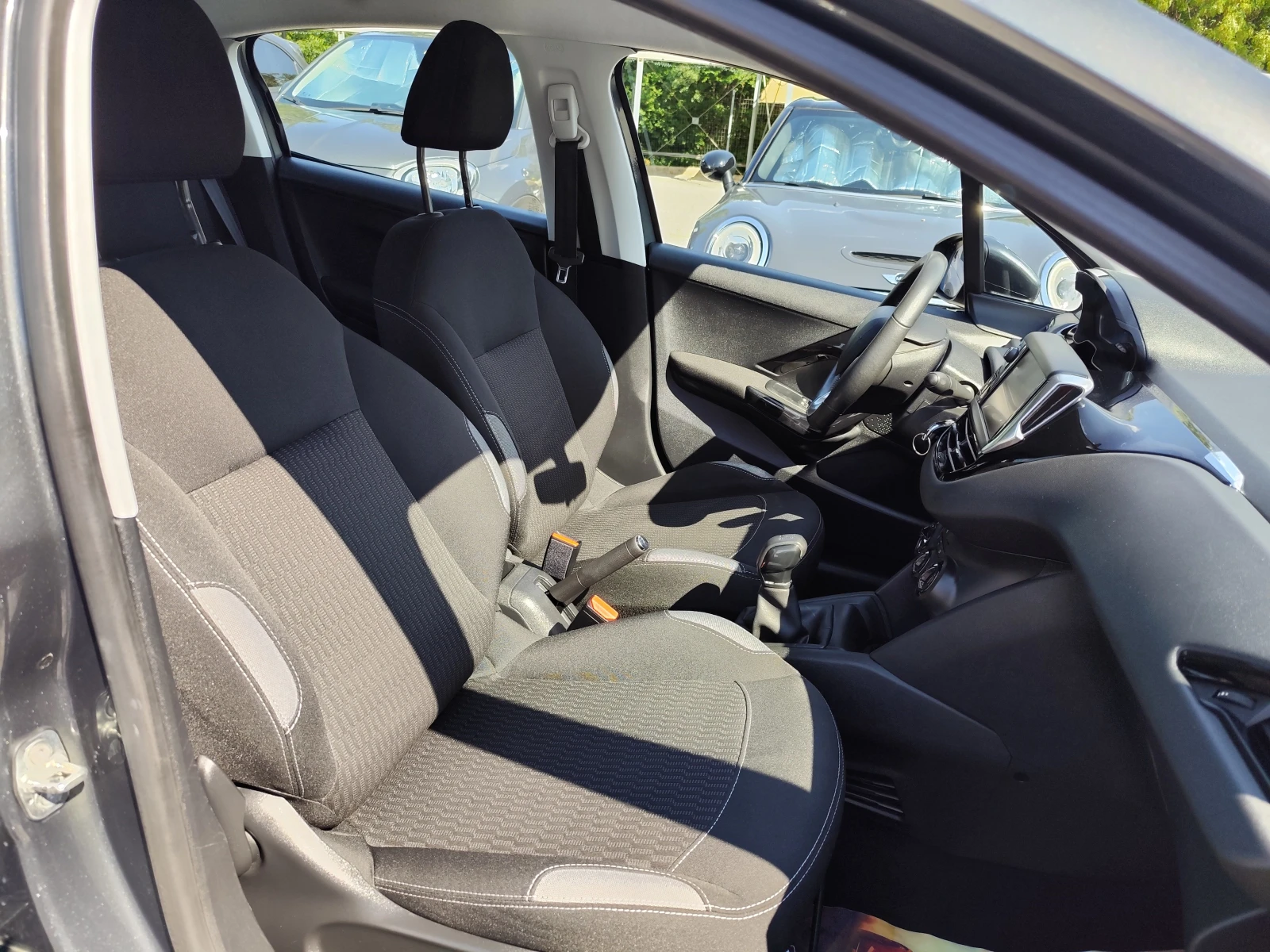 Peugeot 208 1.6HDi* LED* EURO 6B* MMI* 5ВРАТИ, снимка 12 - Автомобили и джипове - 55362890
