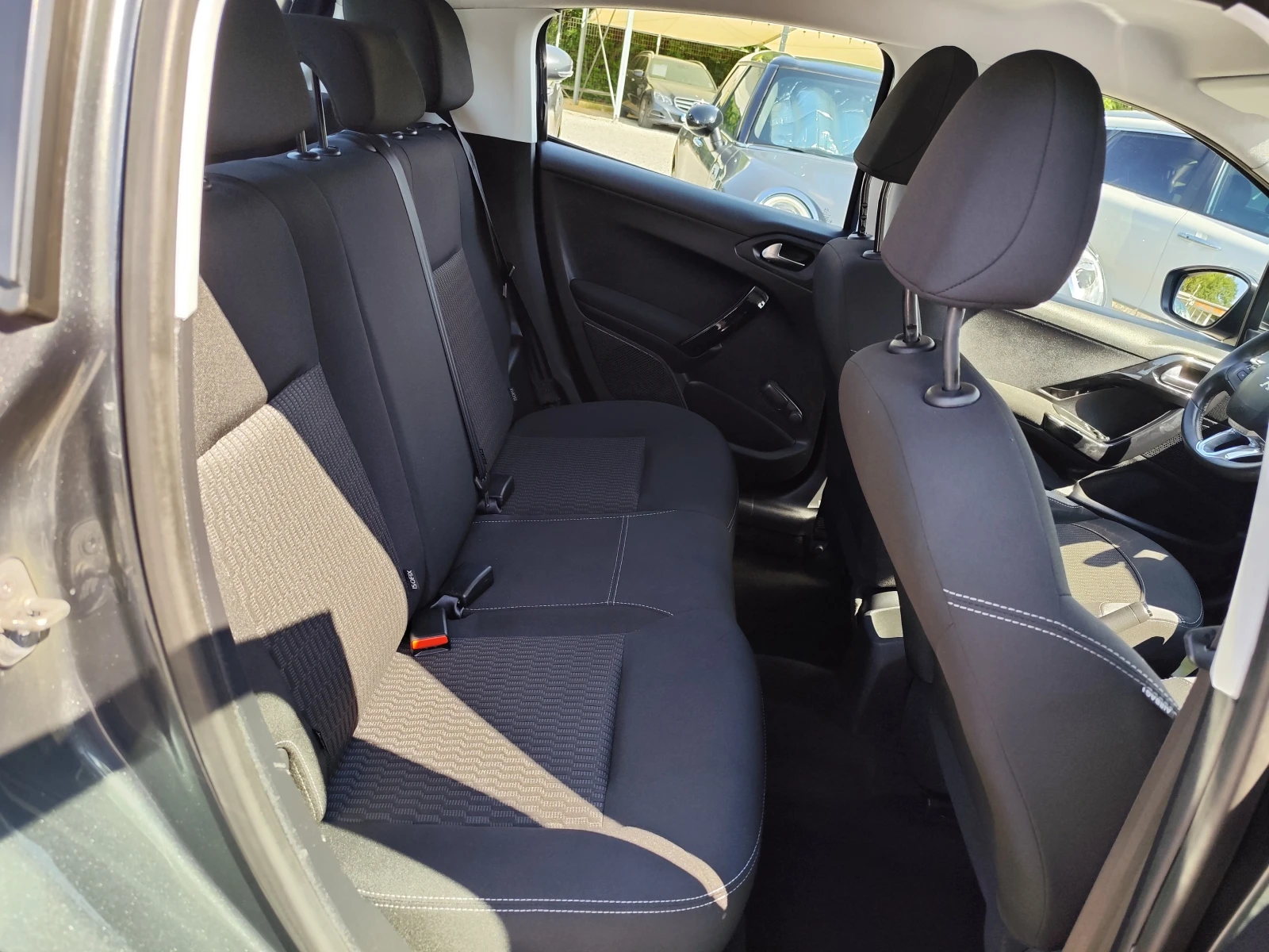 Peugeot 208 1.6HDi* LED* EURO 6B* MMI* 5ВРАТИ, снимка 11 - Автомобили и джипове - 55362890