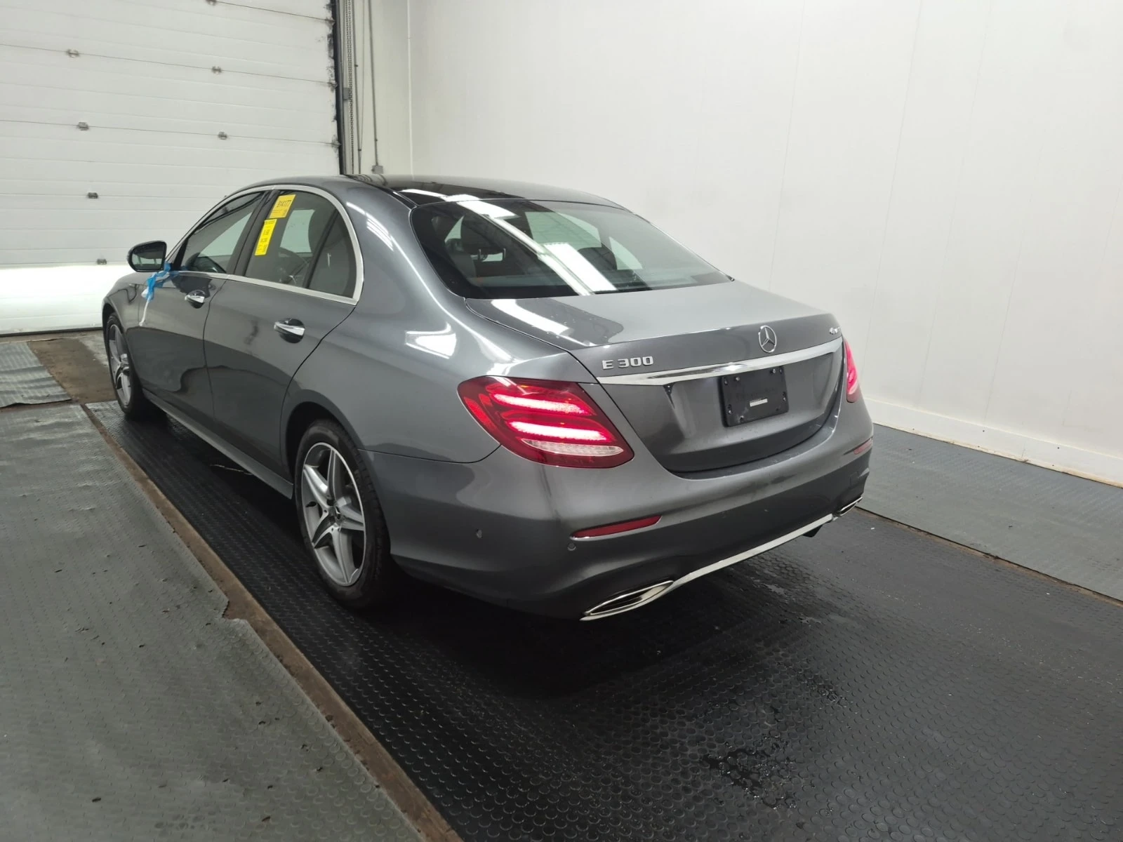 Mercedes-Benz E 300 4MATIC * AMG * CARFAX * , снимка 5 - Автомобили и джипове - 56092497