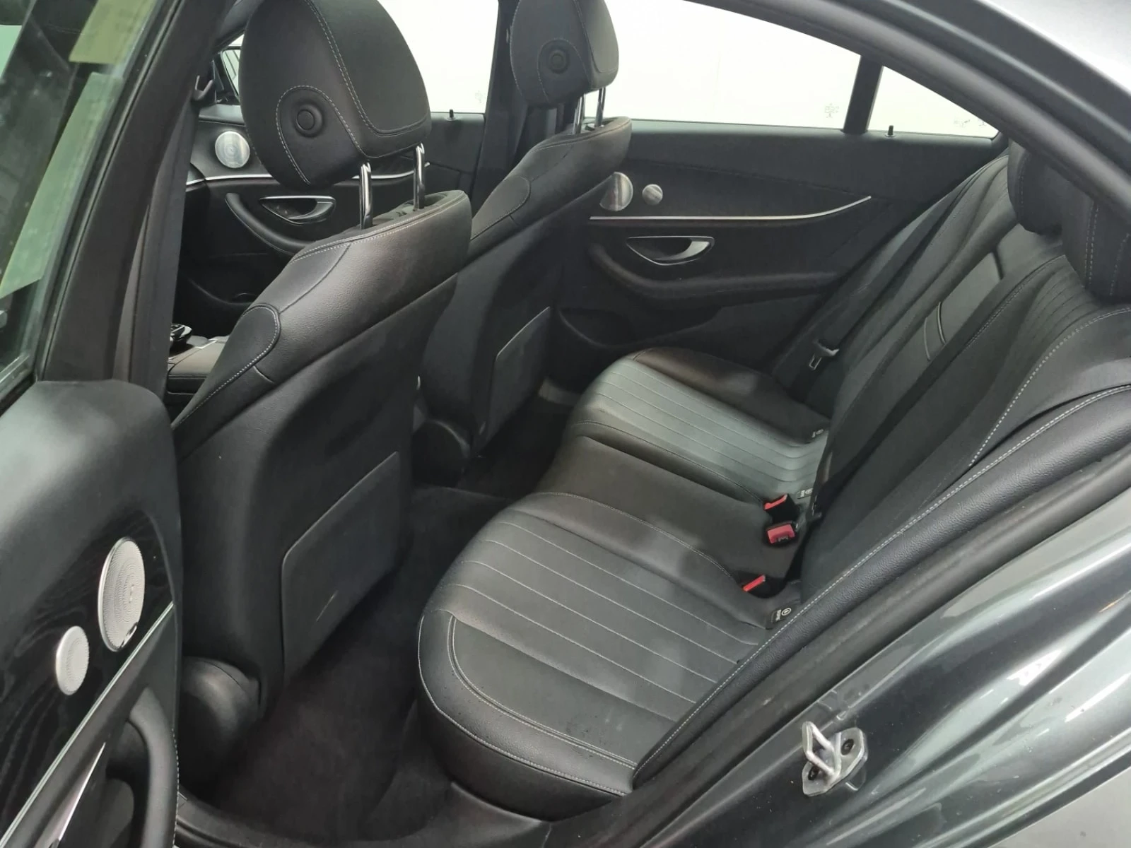 Mercedes-Benz E 300 4MATIC * AMG * CARFAX * , снимка 11 - Автомобили и джипове - 56092497