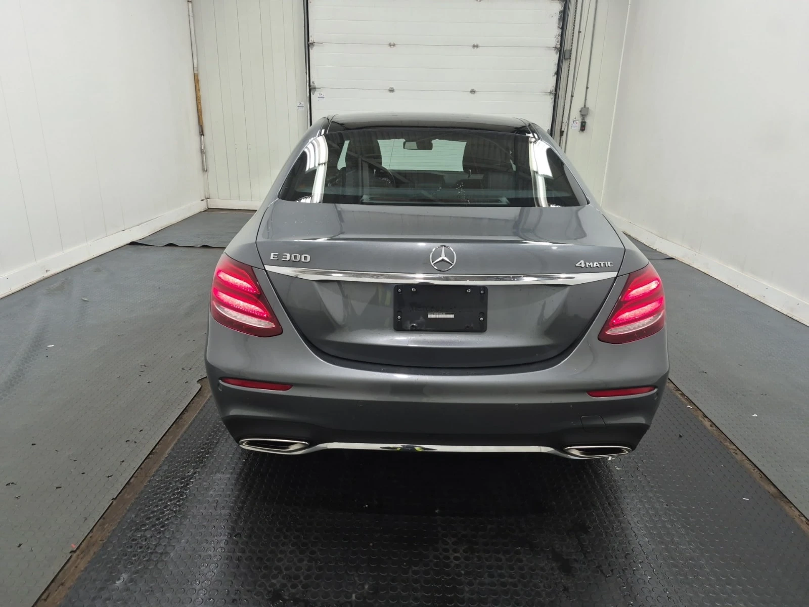 Mercedes-Benz E 300 4MATIC * AMG * CARFAX * , снимка 4 - Автомобили и джипове - 56092497