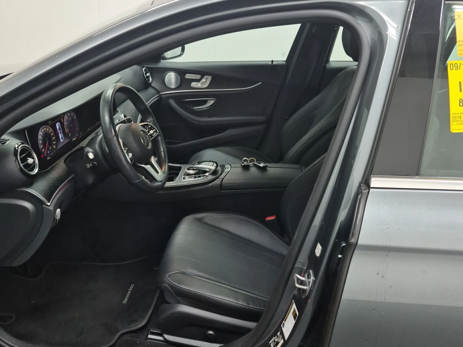 Mercedes-Benz E 300 4MATIC * AMG * CARFAX * , снимка 7 - Автомобили и джипове - 56092497
