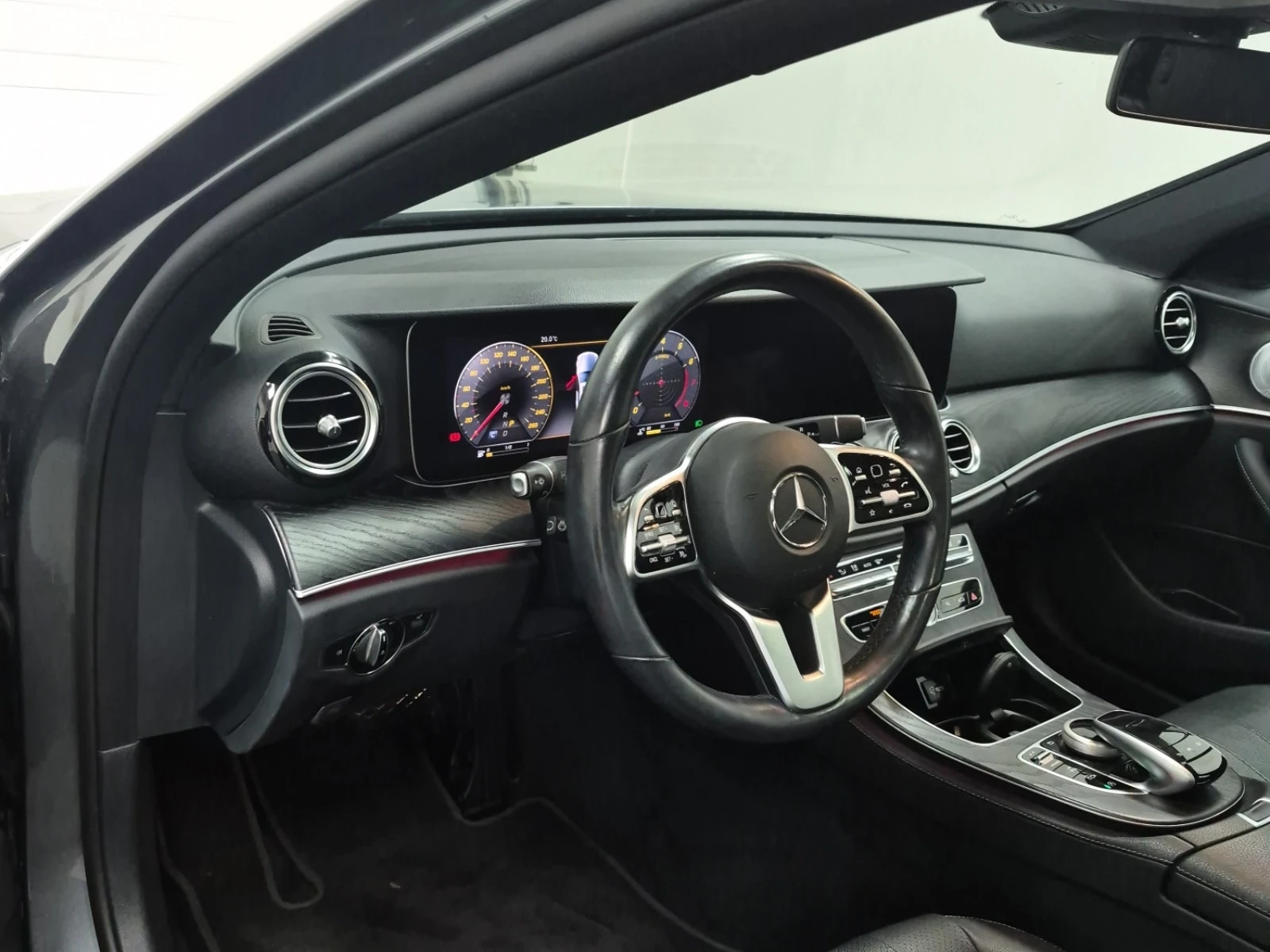 Mercedes-Benz E 300 4MATIC * AMG * CARFAX * , снимка 8 - Автомобили и джипове - 56092497