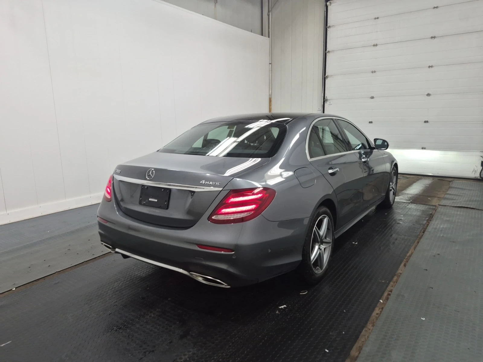 Mercedes-Benz E 300 4MATIC * AMG * CARFAX * , снимка 3 - Автомобили и джипове - 56092497