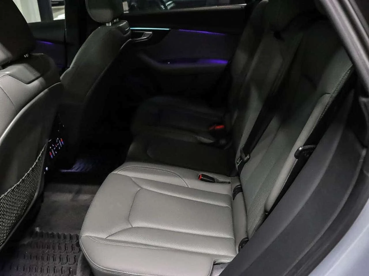 Audi Q8 * Technik 55 TFSI quattro * CARFAX * ЦЕНА ДО БГ, снимка 10 - Автомобили и джипове - 54894438