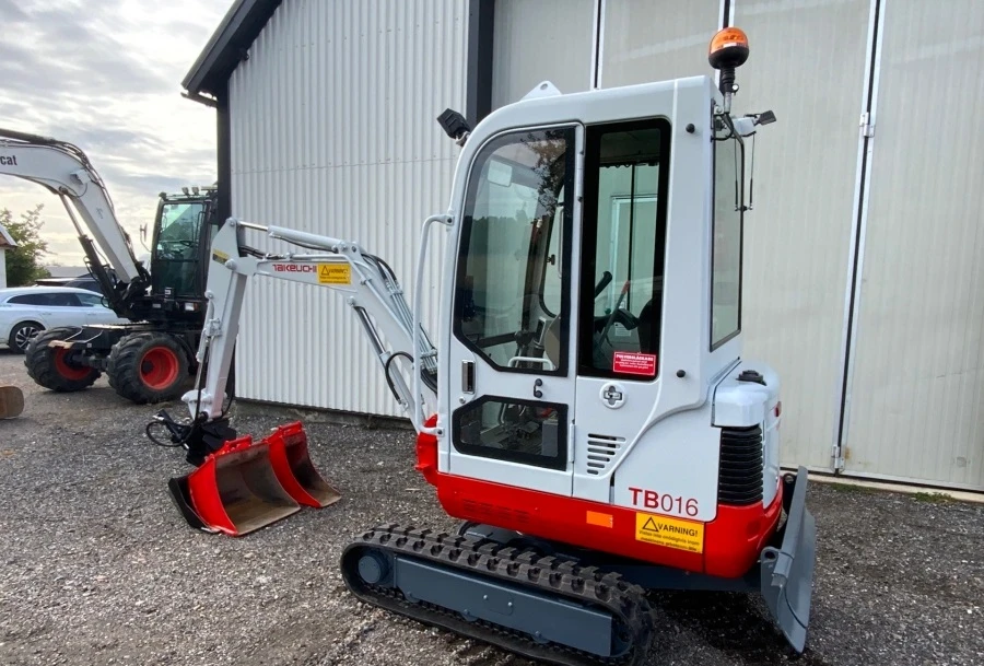 Багер Takeuchi TB016 - 4000 Eur, снимка 2 - Индустриална техника - 54956684