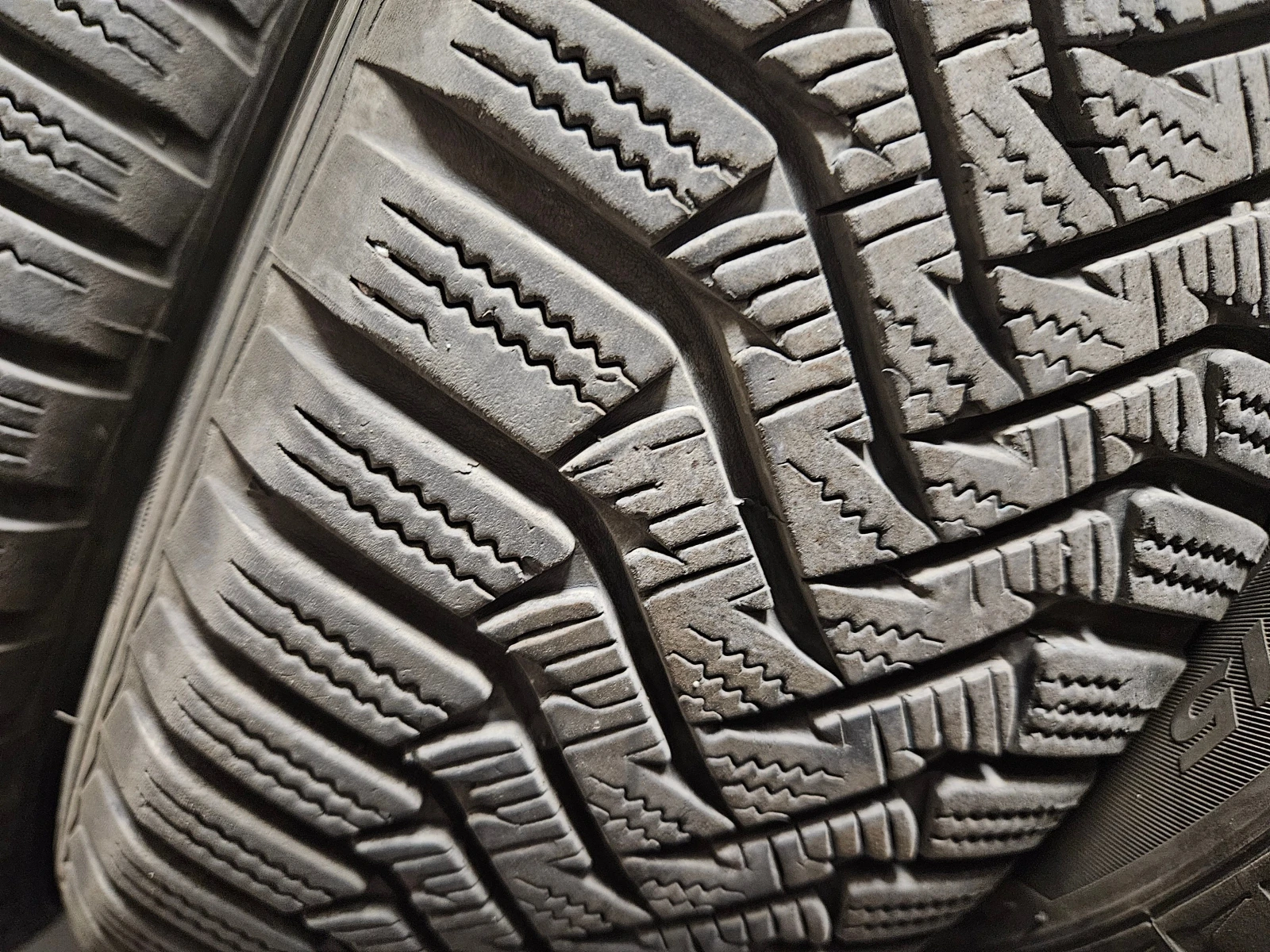 Гуми Зимни 185/65R15, снимка 2 - Гуми и джанти - 56718244