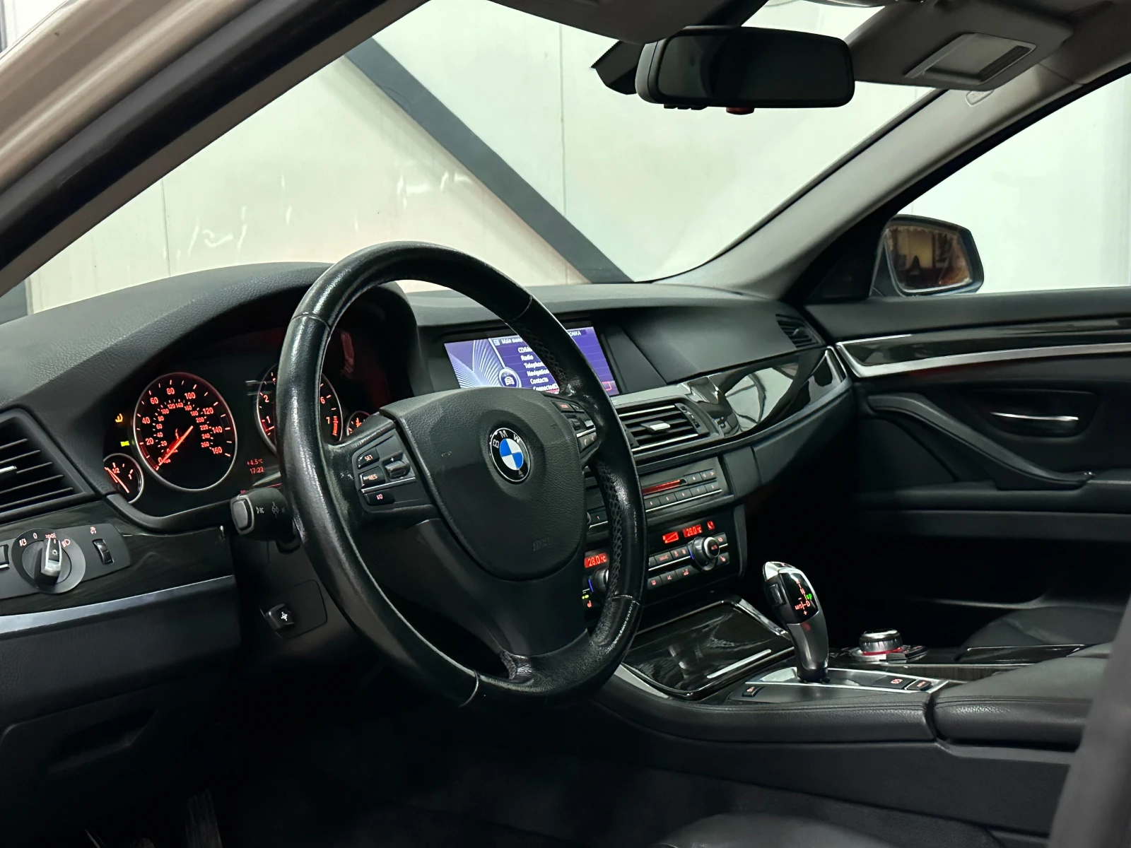 BMW 528 * 3.0* СТАВА НА ГАЗ* ПОДГРЕВ* KEYLESS*  - изображение 10