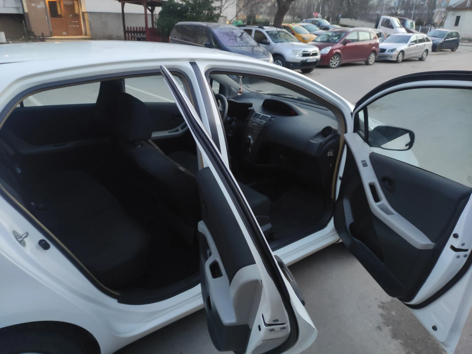 Toyota Yaris, снимка 8 - Автомобили и джипове - 53904227
