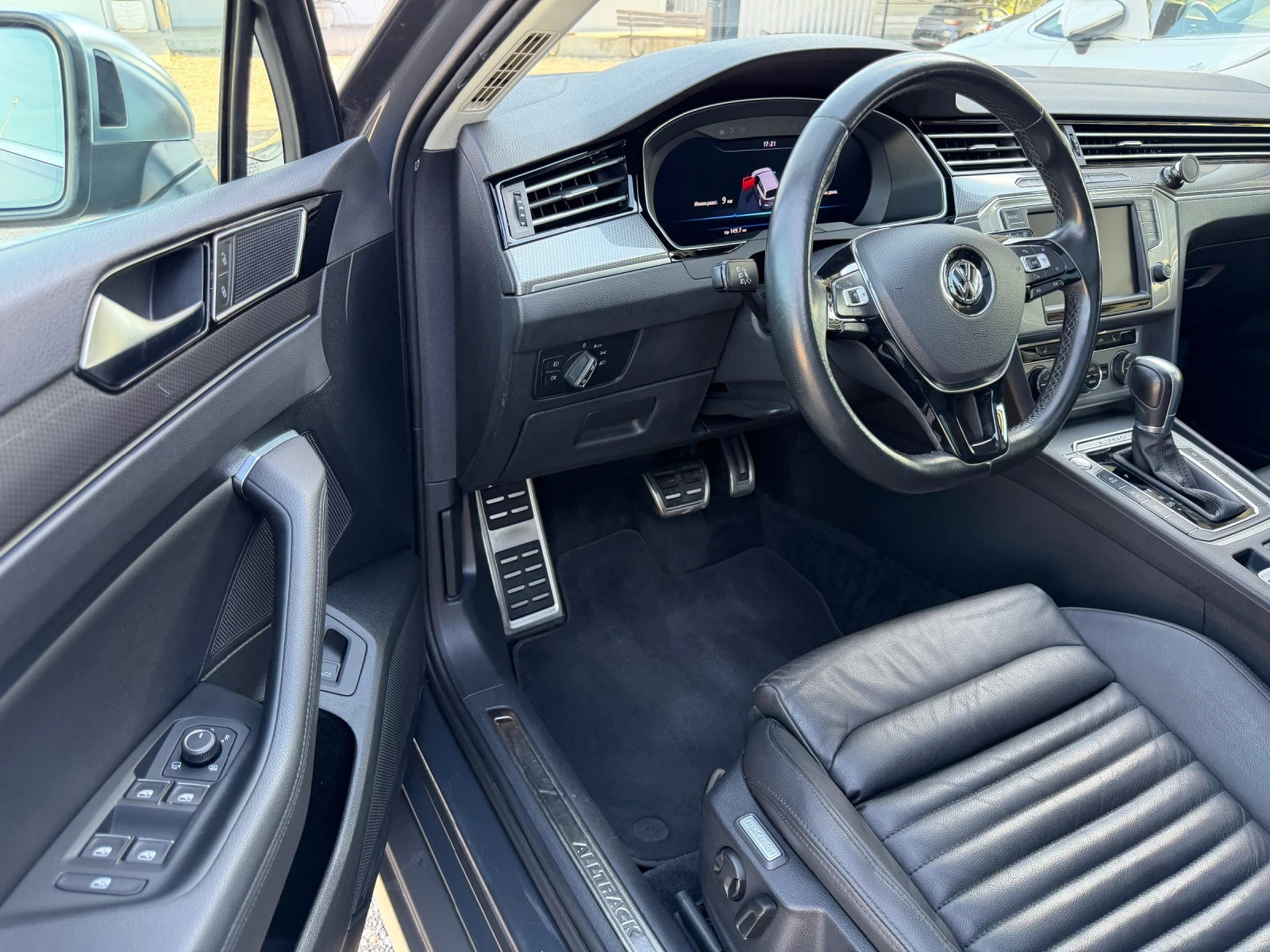 VW Passat 2.0/TDI/240к.с/4х4/Панорама/Нардо Грей/360 Камери/, снимка 8 - Автомобили и джипове - 56155768