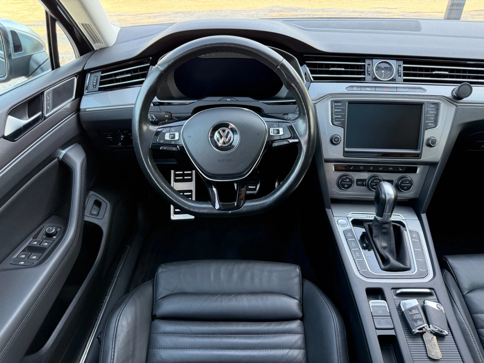 VW Passat 2.0/TDI/240к.с/4х4/Панорама/Нардо Грей/360 Камери/, снимка 12 - Автомобили и джипове - 56155768