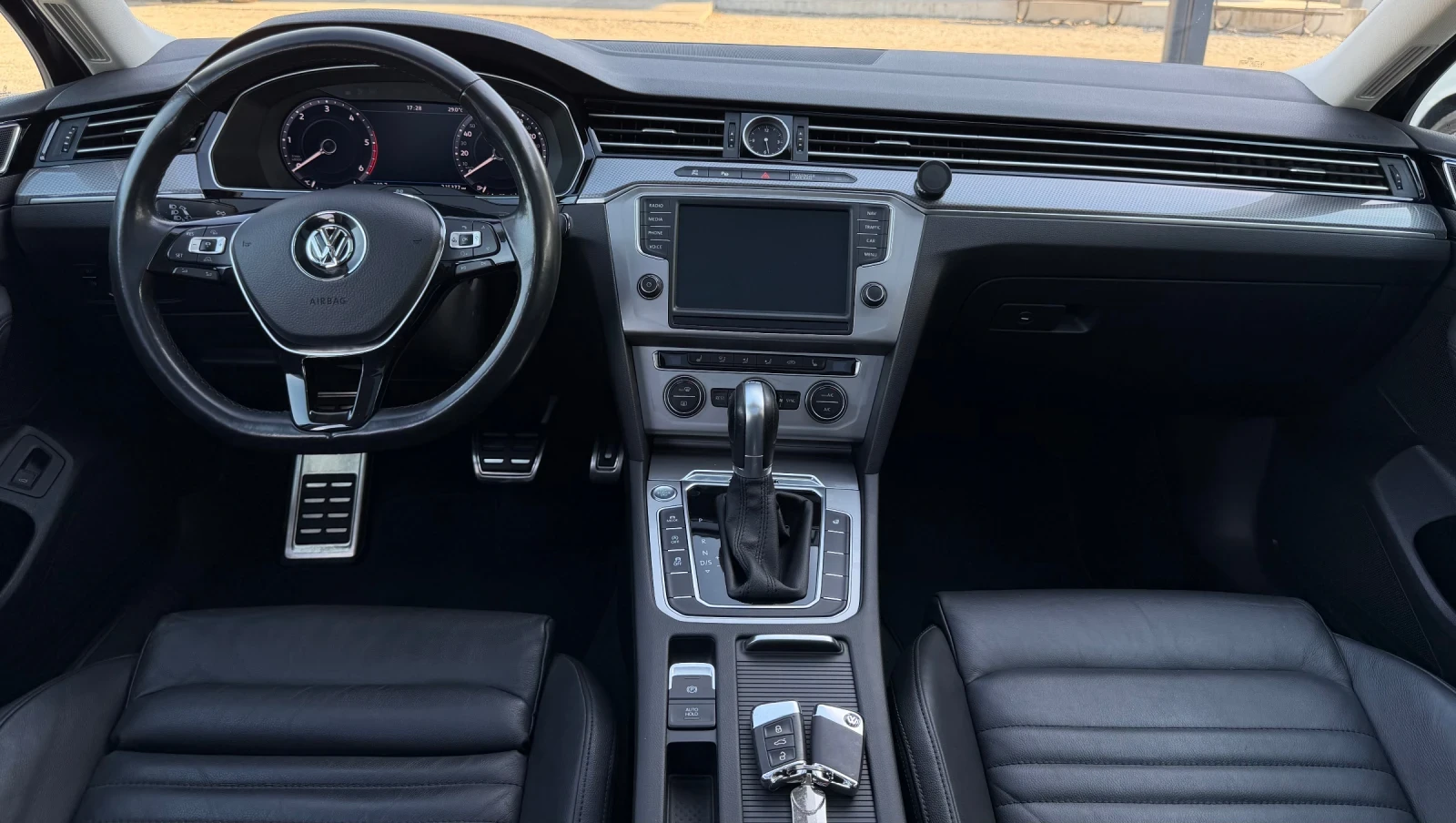 VW Passat 2.0/TDI/240к.с/4х4/Панорама/Нардо Грей/360 Камери/, снимка 11 - Автомобили и джипове - 56155768
