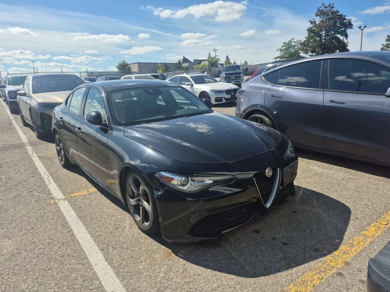 Alfa Romeo Giulia  AWD 2.0 turbo / DISTRONIC / АВТОКРЕДИТ , снимка 4 - Автомобили и джипове - 56310015