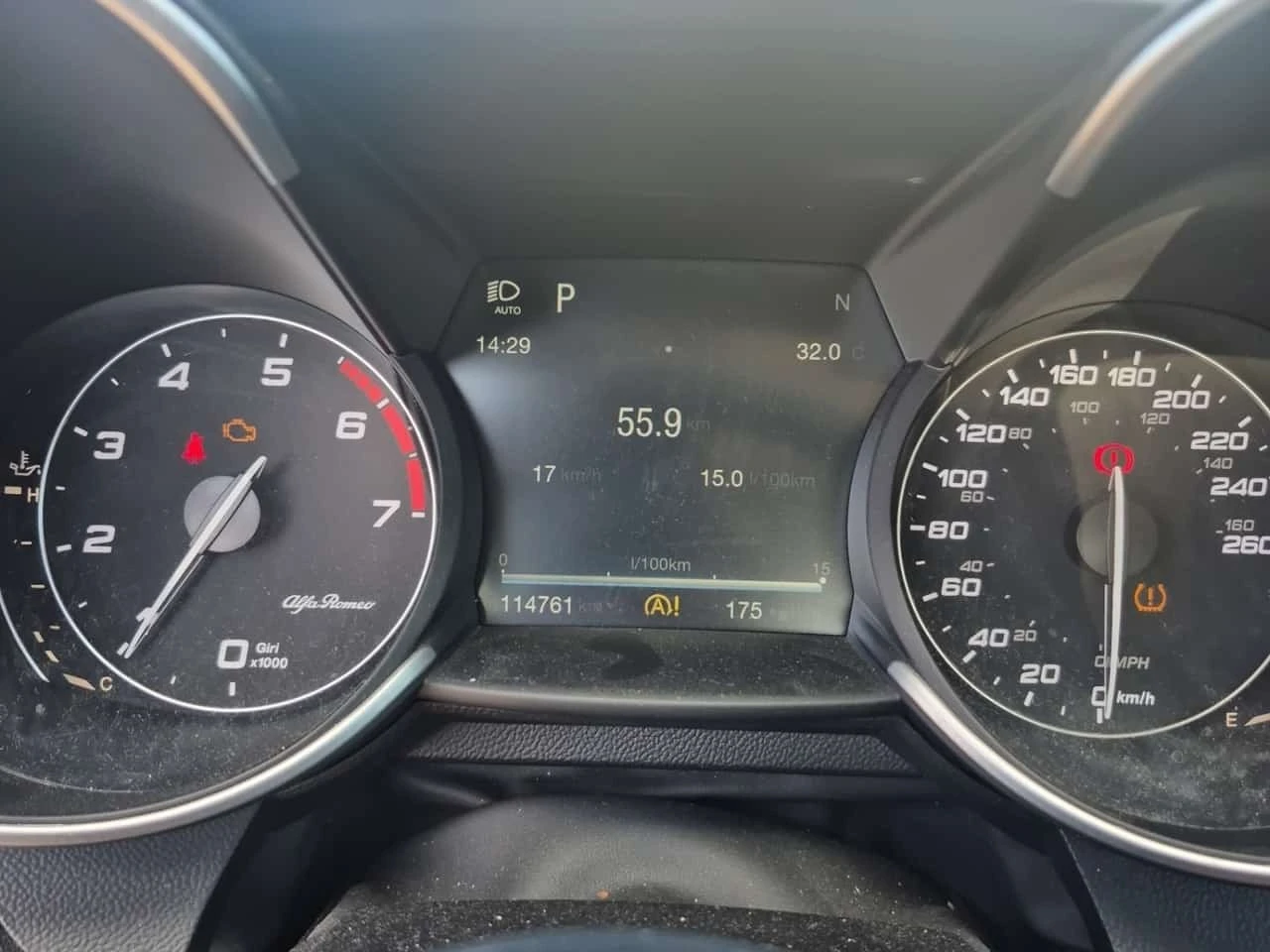 Alfa Romeo Giulia  AWD 2.0 turbo / DISTRONIC / АВТОКРЕДИТ , снимка 9 - Автомобили и джипове - 56310015