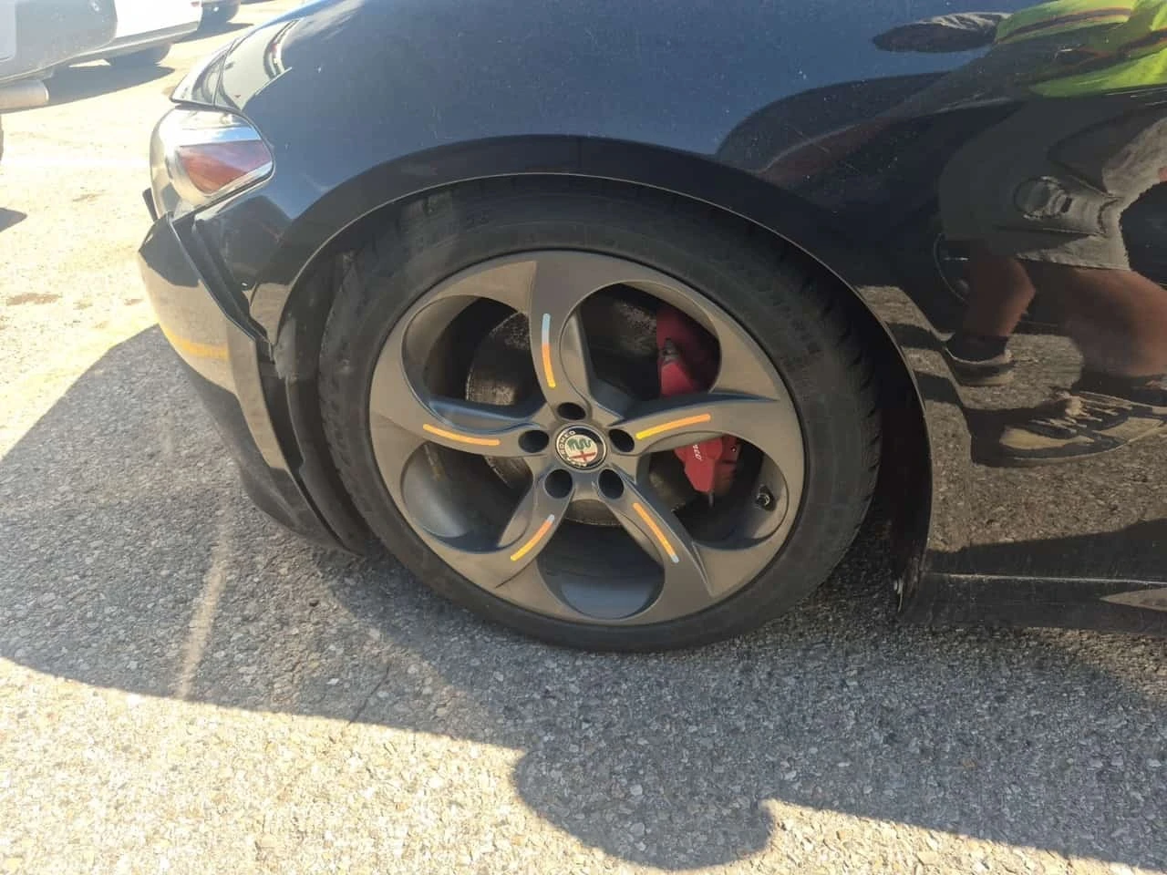 Alfa Romeo Giulia  AWD 2.0 turbo / DISTRONIC / АВТОКРЕДИТ , снимка 3 - Автомобили и джипове - 56310015