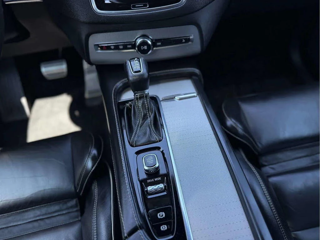 Volvo Xc90 T6* R DESIGN* HARMAN KARDON* ДИСТРОНИК* КРАЙНА ЦЕН, снимка 13 - Автомобили и джипове - 56012678