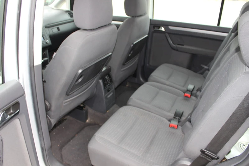 VW Touran 2.0I АВТОМАТИК, снимка 7 - Автомобили и джипове - 47403635