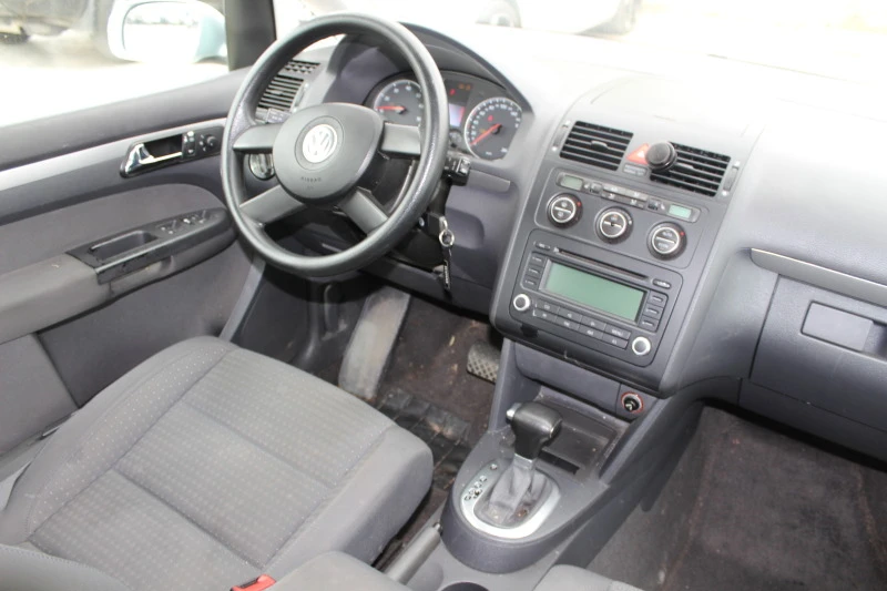 VW Touran 2.0I АВТОМАТИК, снимка 10 - Автомобили и джипове - 47403635