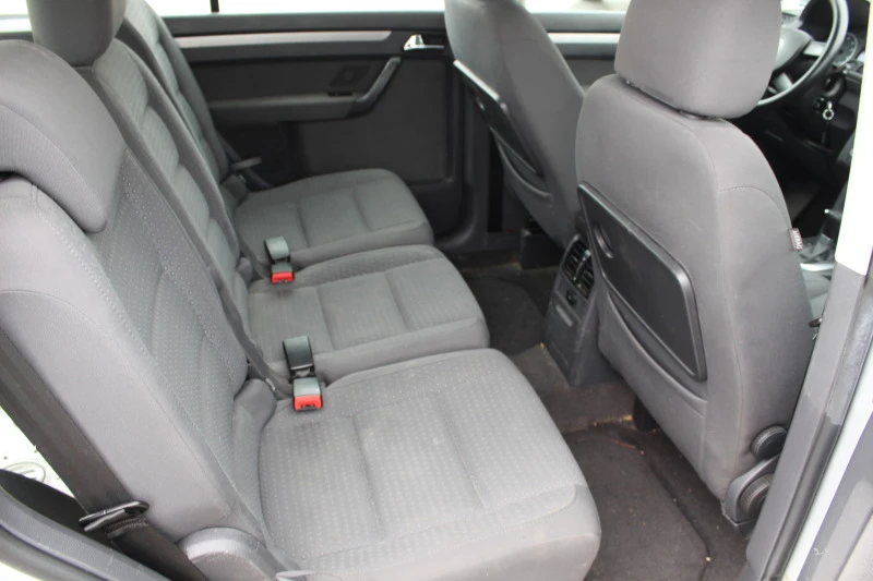 VW Touran 2.0I АВТОМАТИК, снимка 8 - Автомобили и джипове - 47403635