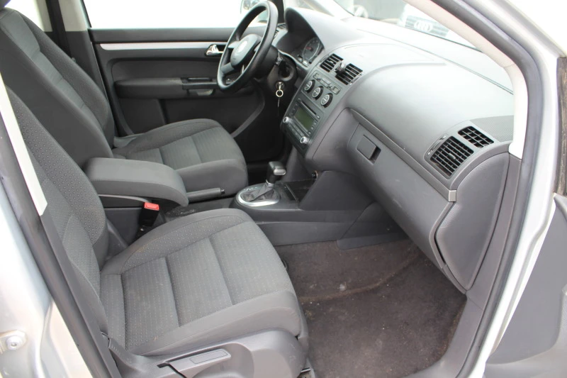 VW Touran 2.0I АВТОМАТИК, снимка 9 - Автомобили и джипове - 47403635