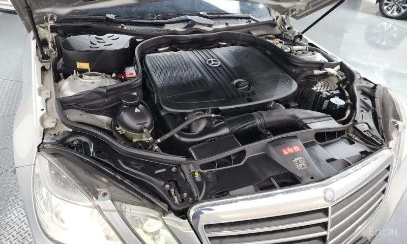 Mercedes-Benz E 220, снимка 6 - Автомобили и джипове - 53515315