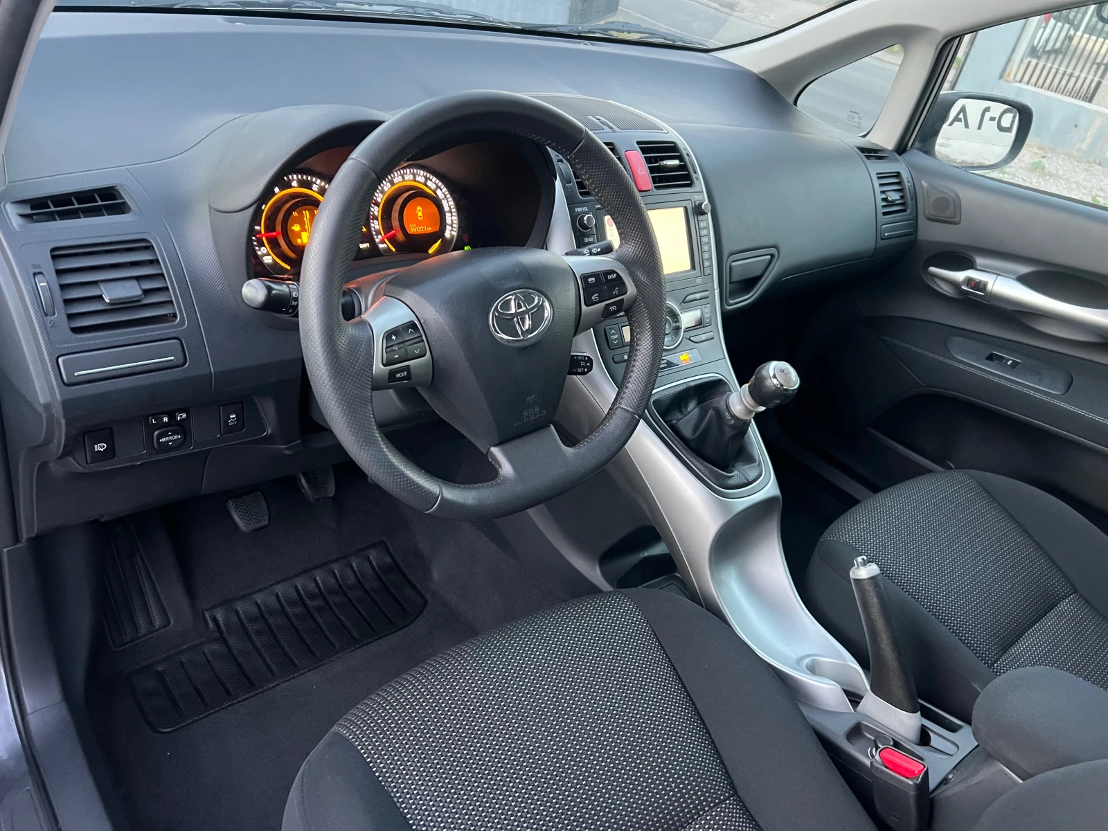 Toyota Auris 1.6-NAVI FULL, снимка 11 - Автомобили и джипове - 55482886