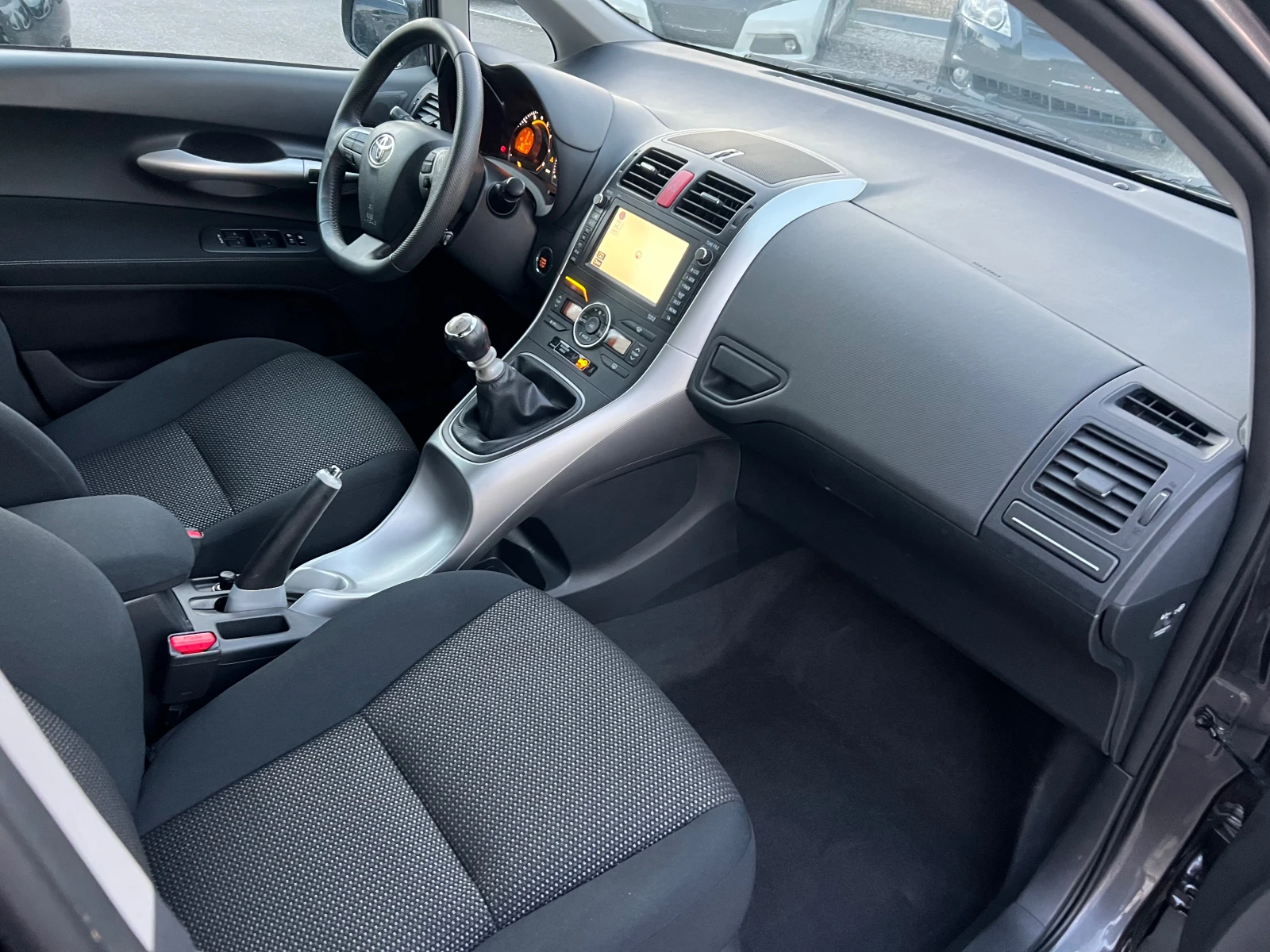 Toyota Auris 1.6-NAVI FULL, снимка 12 - Автомобили и джипове - 55482886