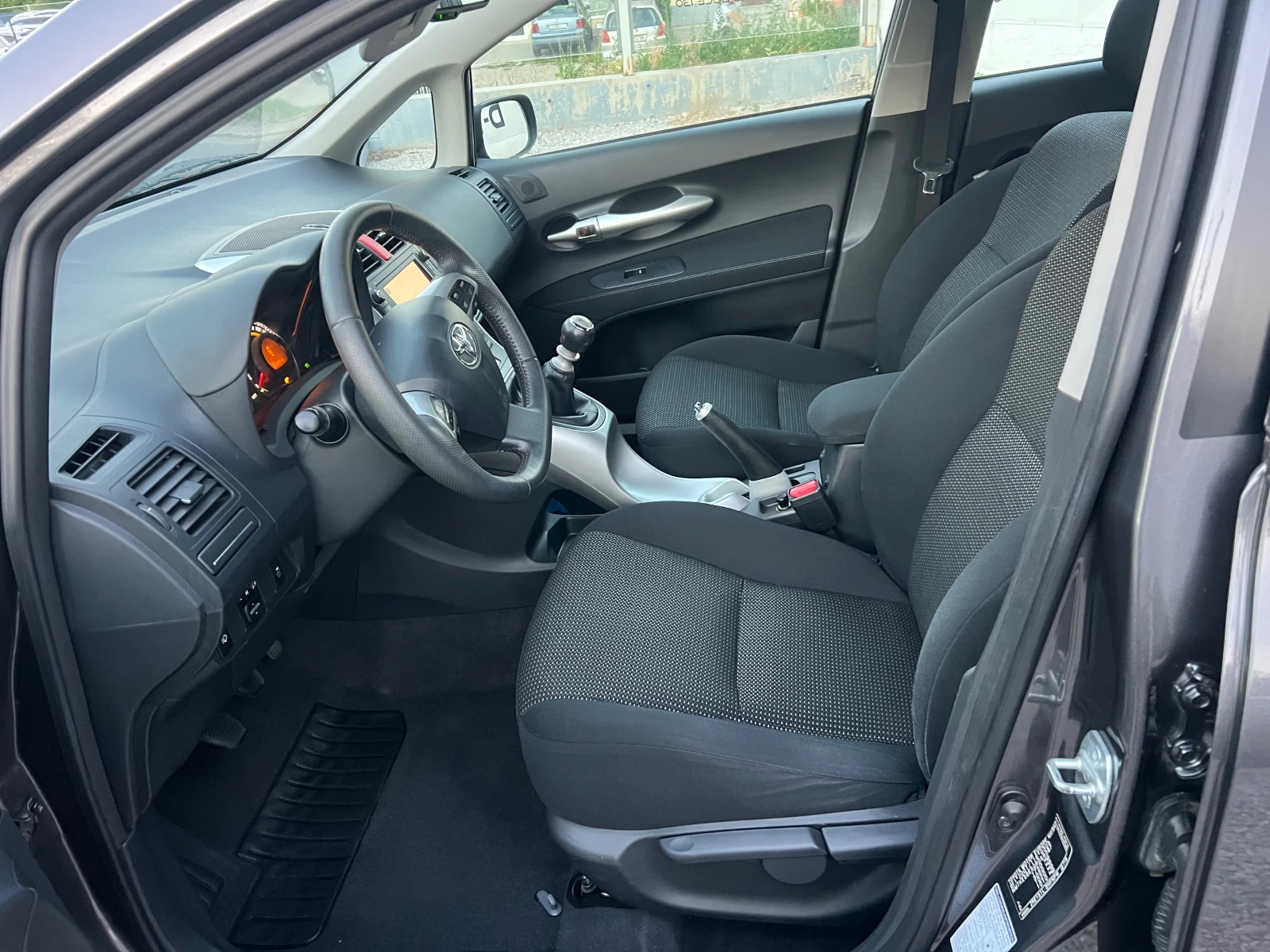 Toyota Auris 1.6-NAVI FULL, снимка 10 - Автомобили и джипове - 55482886