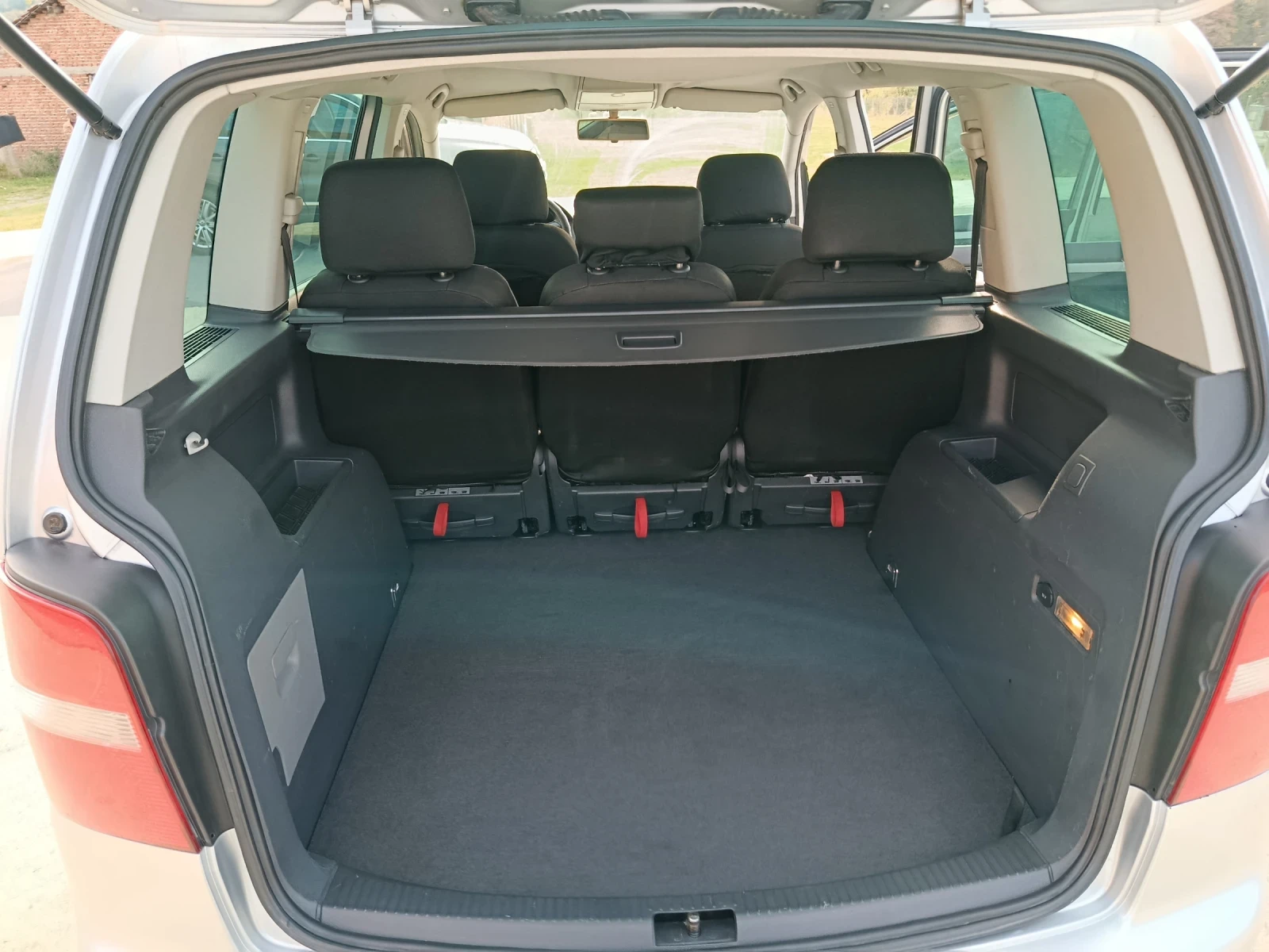 VW Touran, снимка 10 - Автомобили и джипове - 56727662