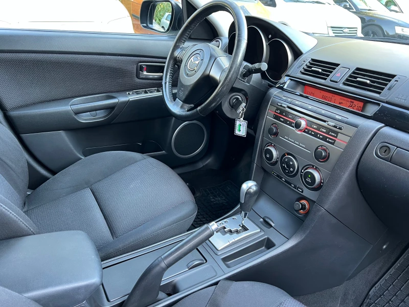 Mazda 3 Автоматик, снимка 9 - Автомобили и джипове - 47357392