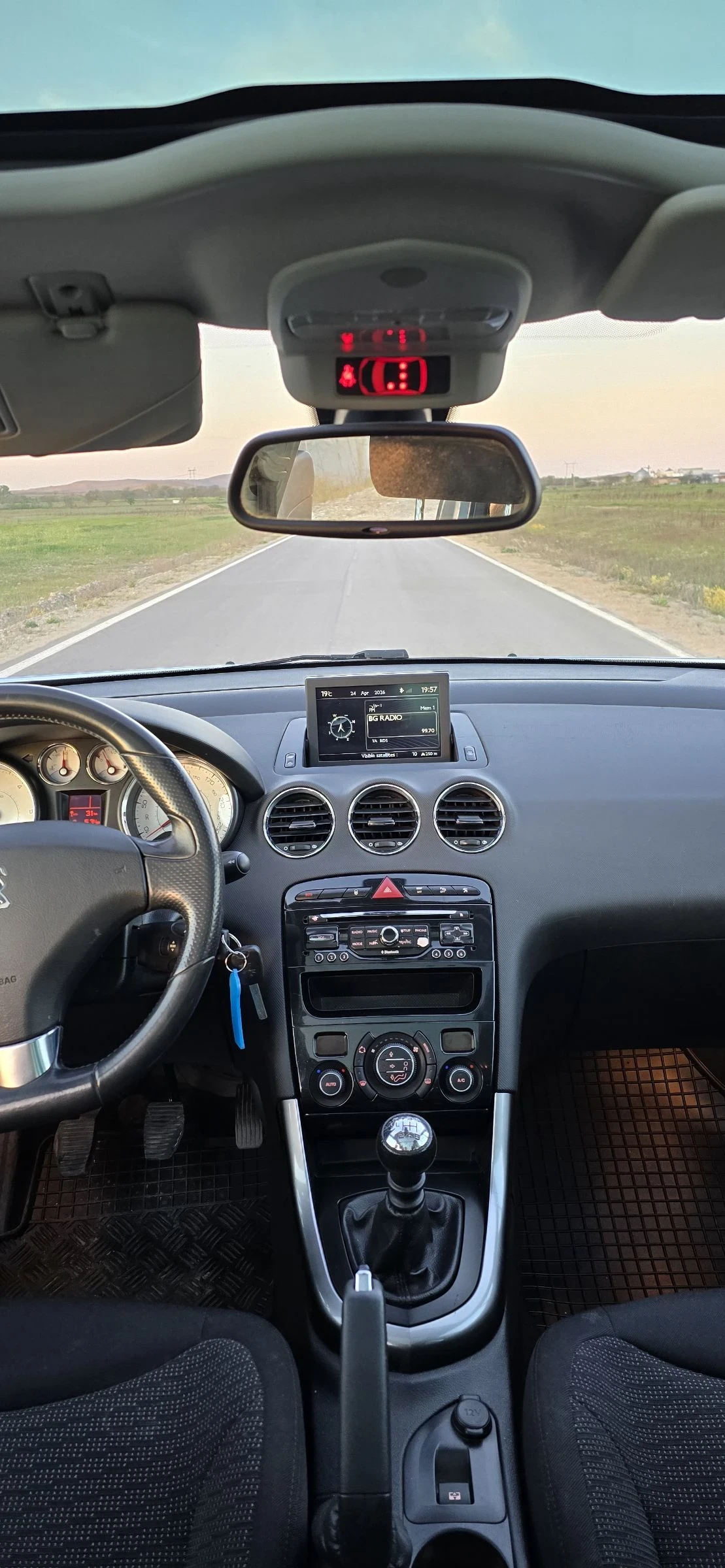 Peugeot 308 1.6 eHDI, снимка 9 - Автомобили и джипове - 54307885