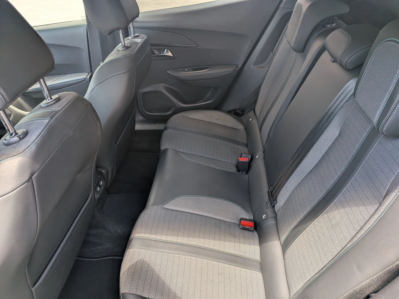 Peugeot 2008 e Allure, снимка 13 - Автомобили и джипове - 55220976