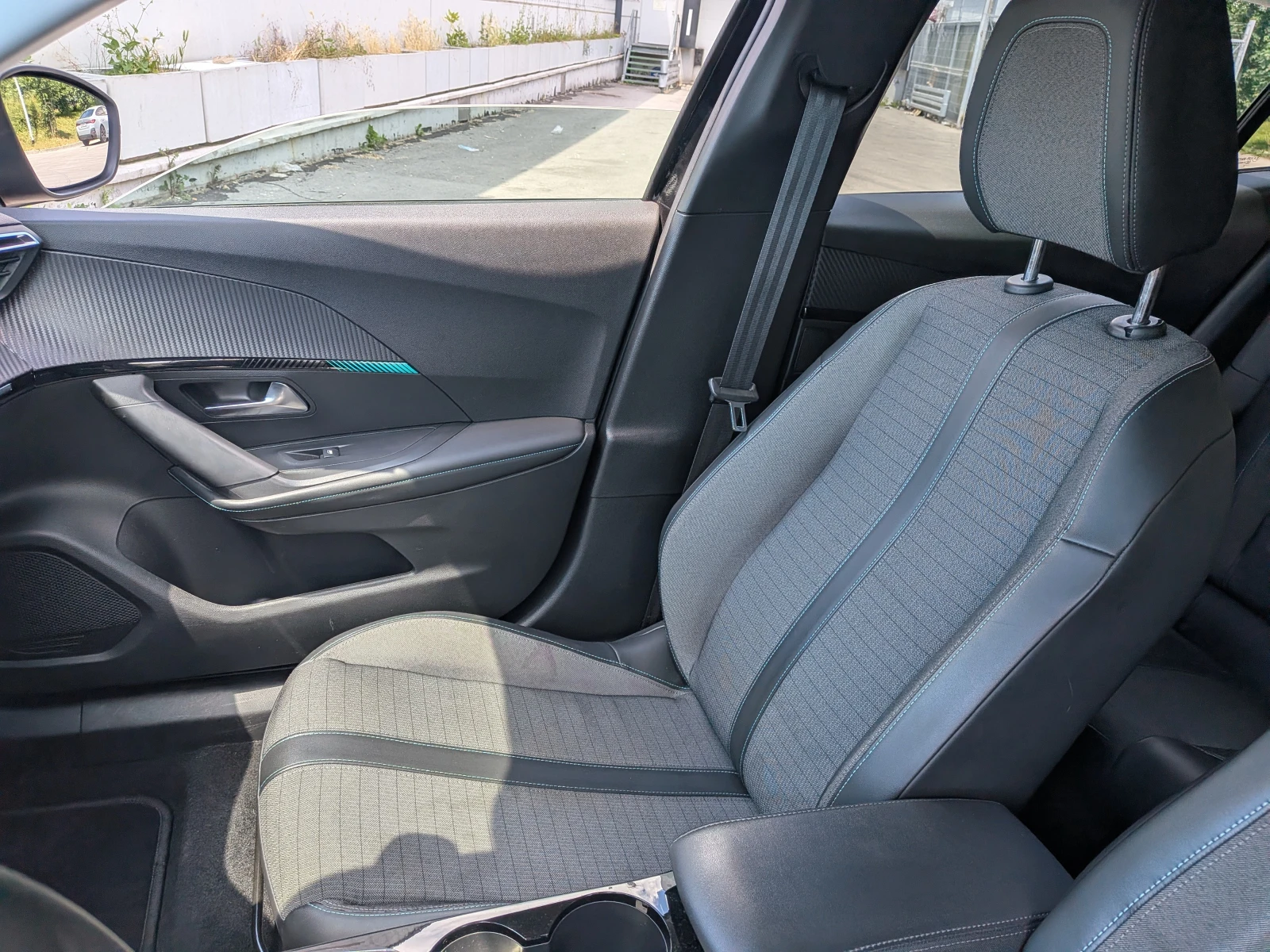 Peugeot 2008 e Allure, снимка 11 - Автомобили и джипове - 55220976